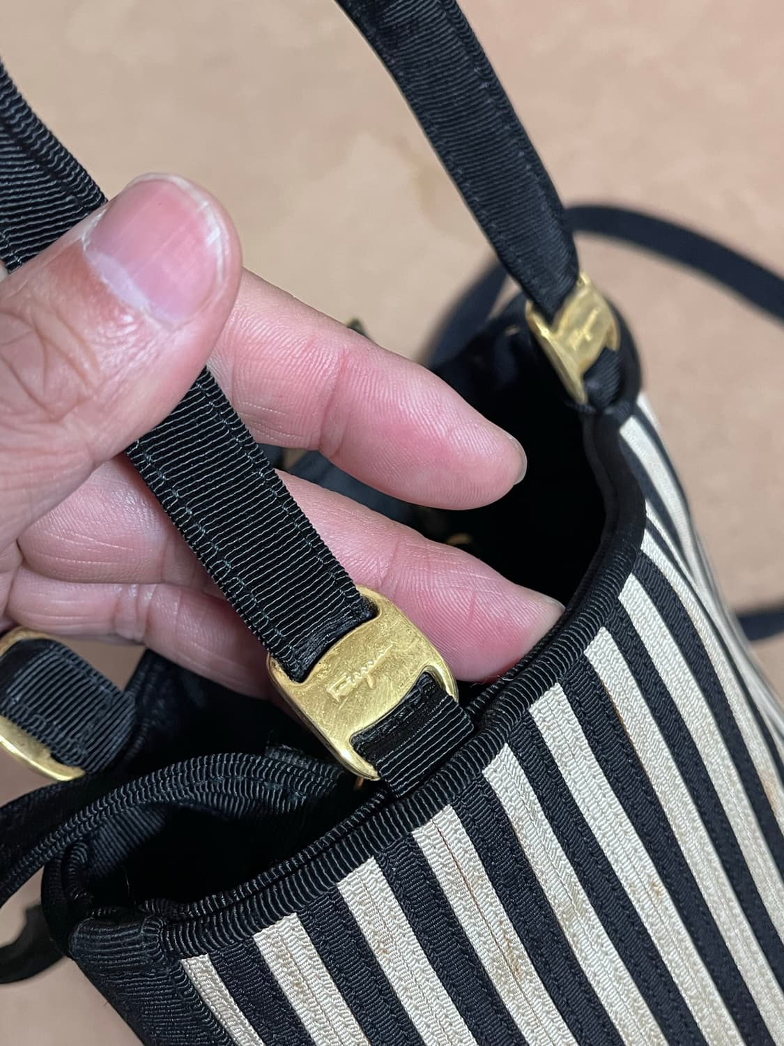 살바토레 페라가모 스트라이프 캔버스 미니 토트백 상품이미지3