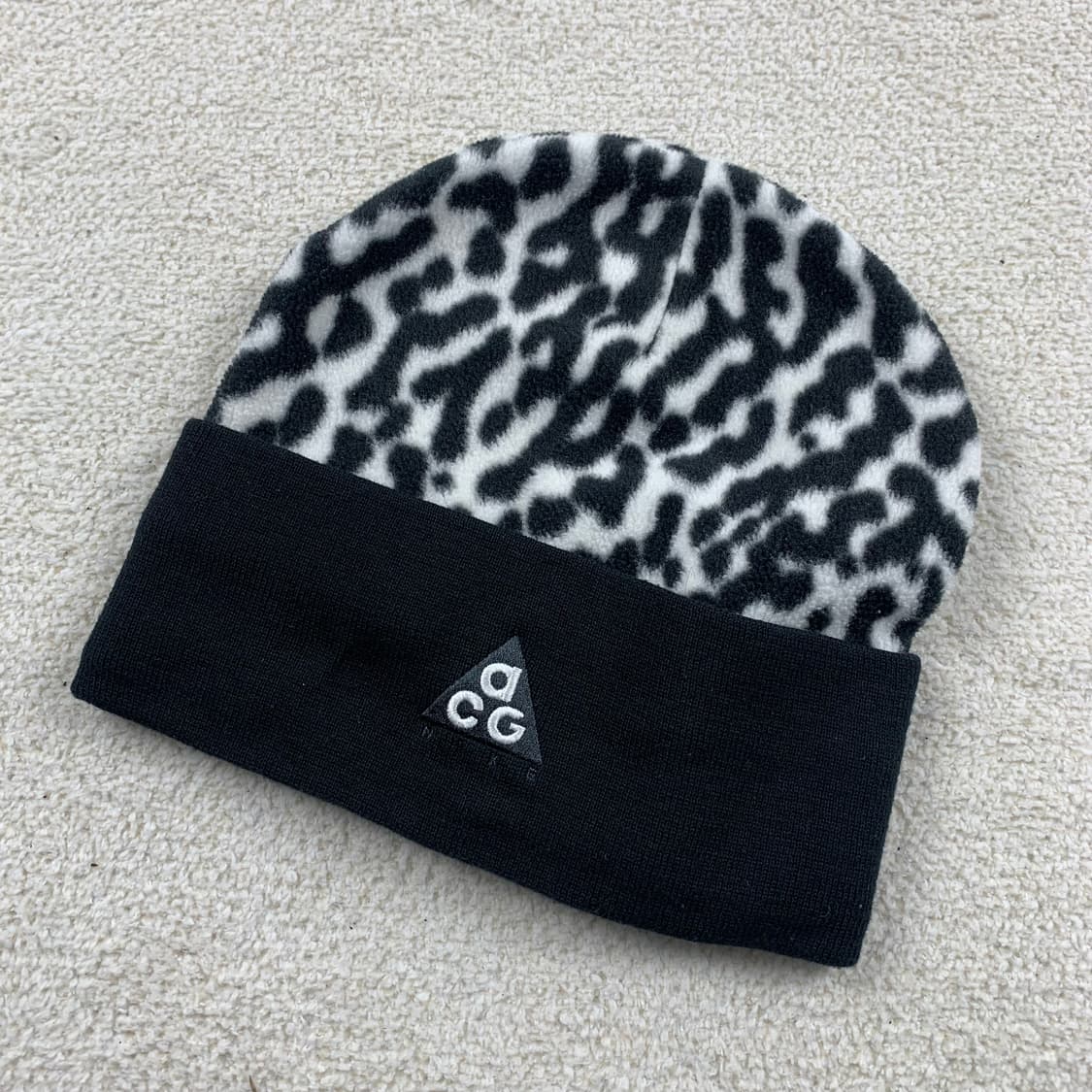 나이키 ACG 자수로고 얼룩말 패턴 플리스 비니 상품이미지2