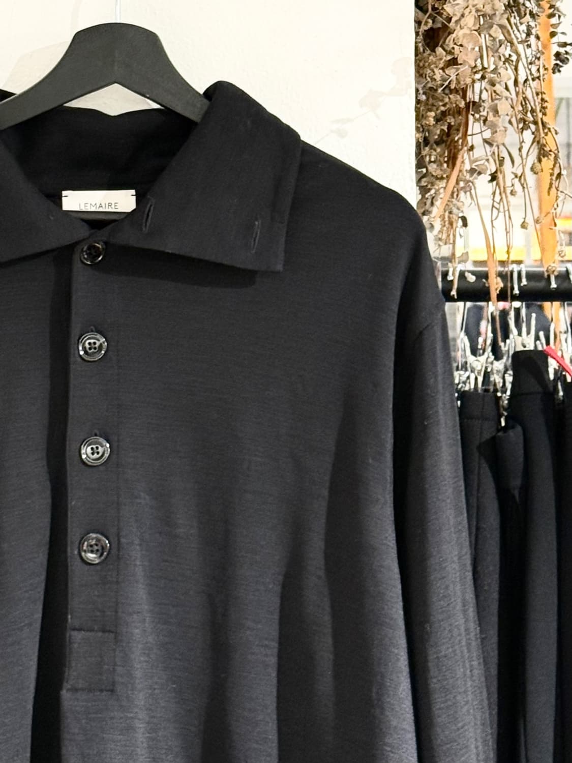 르메르 블랙 비스코스 울 혼방 헨리넥 롱 슬리브 상품이미지3