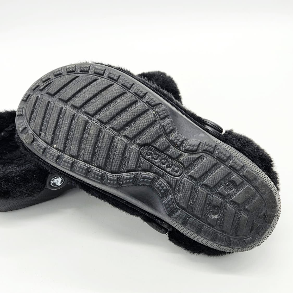 크록스 클래식 퍼 슈어 클로그 블랙 (M7 W9) 상품이미지3