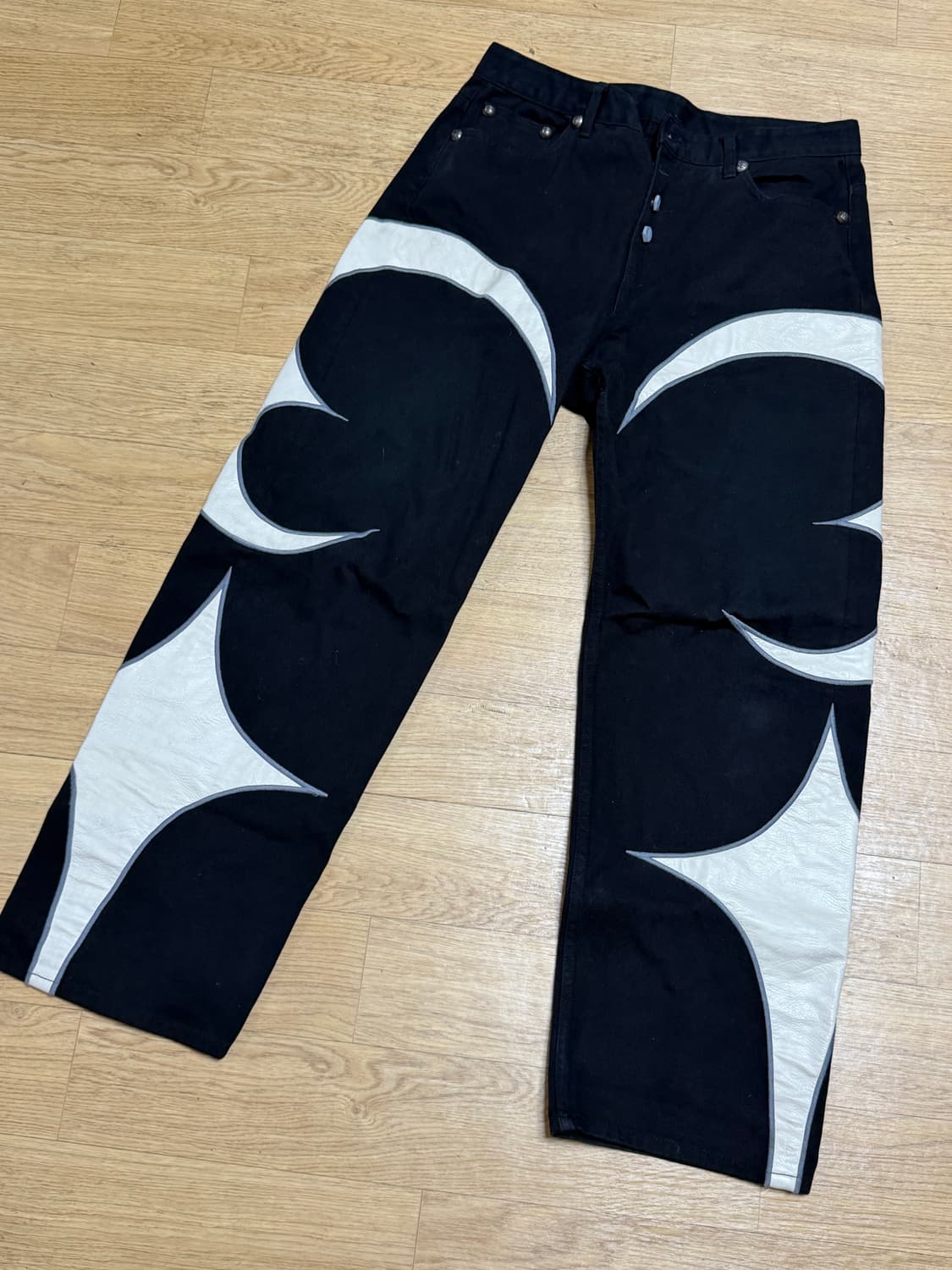 떠그 클럽 TC 레더 워싱 데님 팬츠 블랙 화이트-24FW 2사이즈 L 상품이미지1