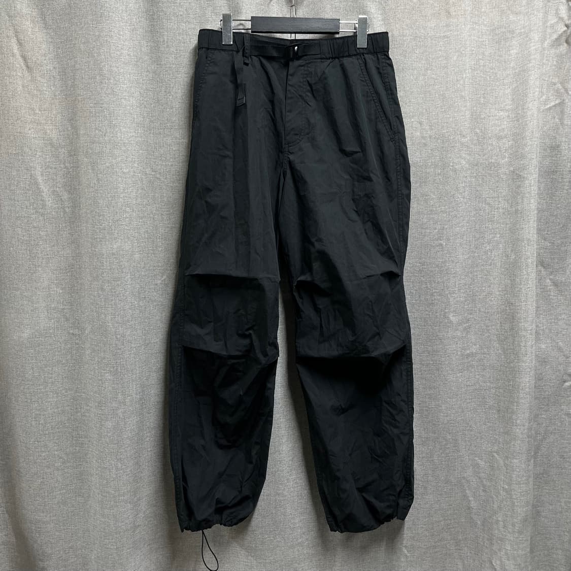 [30/밴딩] 무신사 스탠다드 블랙 파라슈트 조거팬츠 상품이미지1