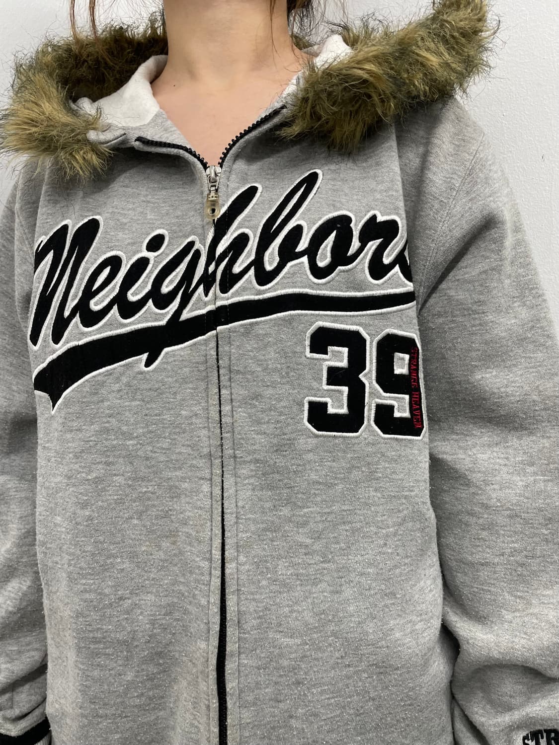 그레이 레터링 퍼 후드집업 상품이미지5