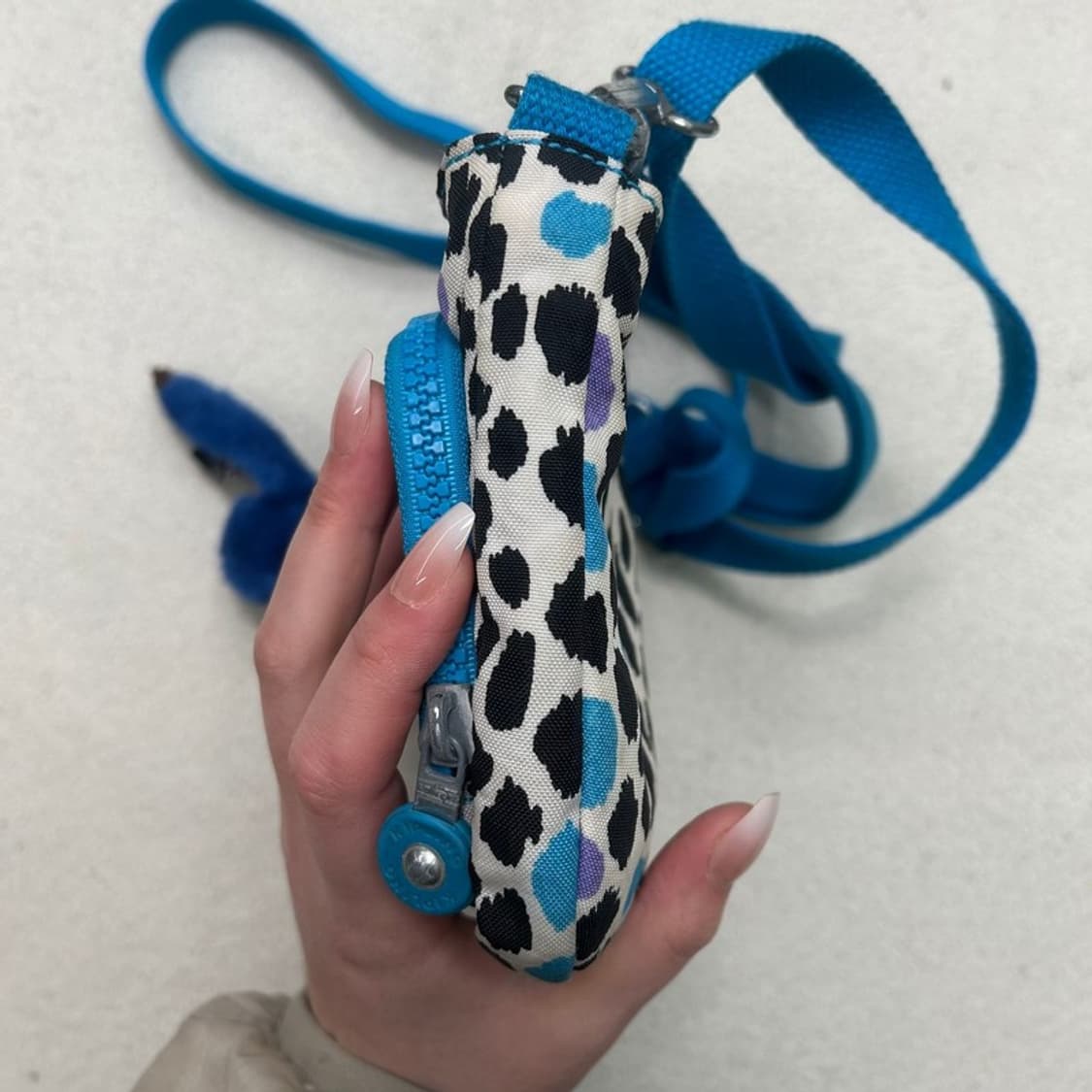 키플링 아바누 미디엄 큐리어스 레오파드 크로스백 블루 상품이미지4