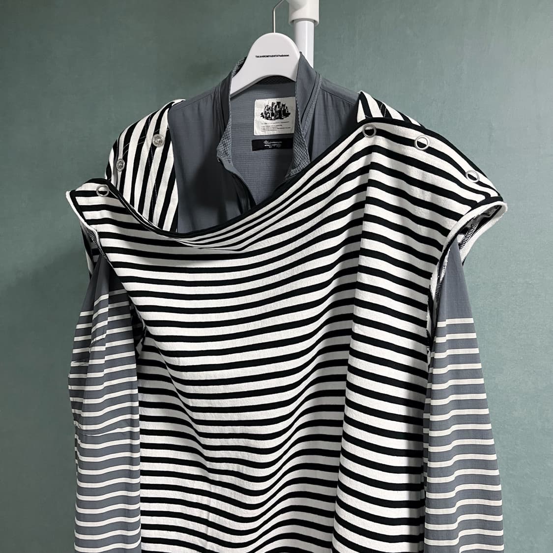 타카히로미야시타 숄더버튼 보트넥 슬리브리스 상품이미지5