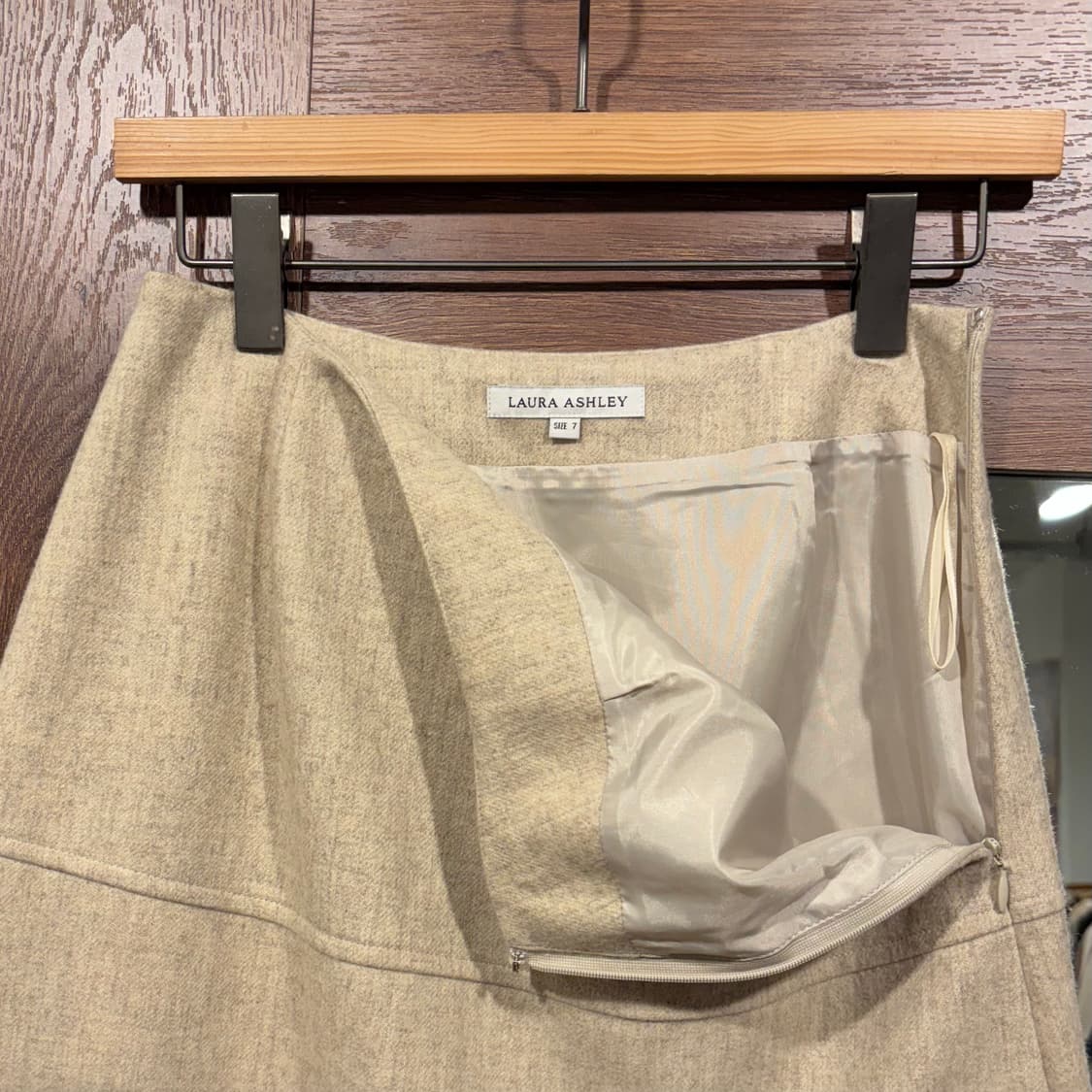 Laura ashley 로라애슐리 베이지 울90% 플레어 미디 스커트 상품이미지5