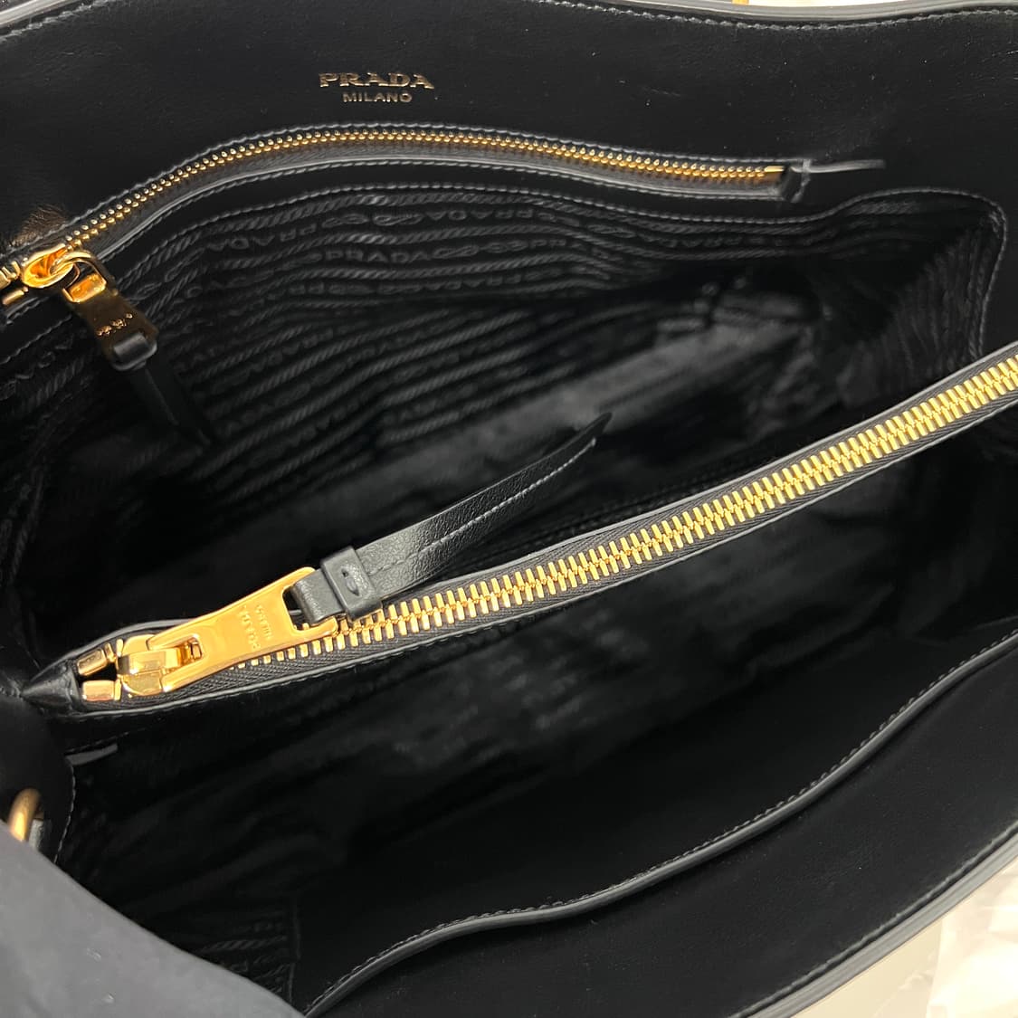 프라다 그레이스 카프 레더 토트백 & 숄더백 블랙 (1BA579) 상품이미지8