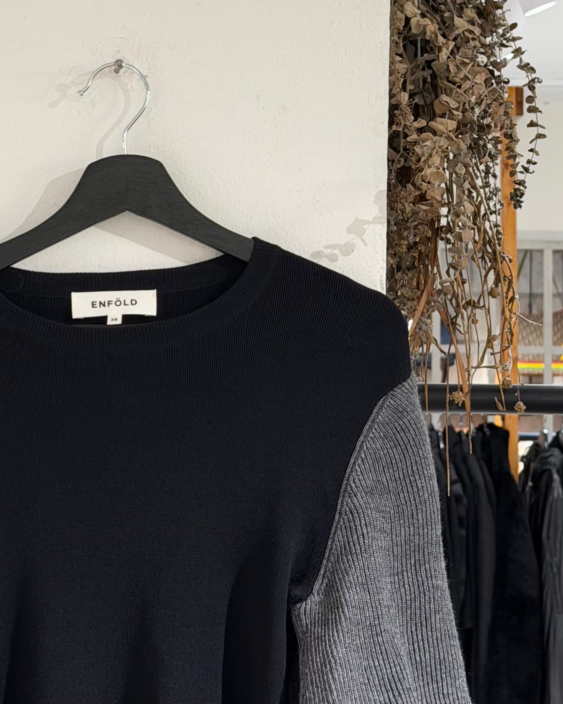 엔폴드 블랙 슬리브 배색 풀오버 니트 상품이미지3