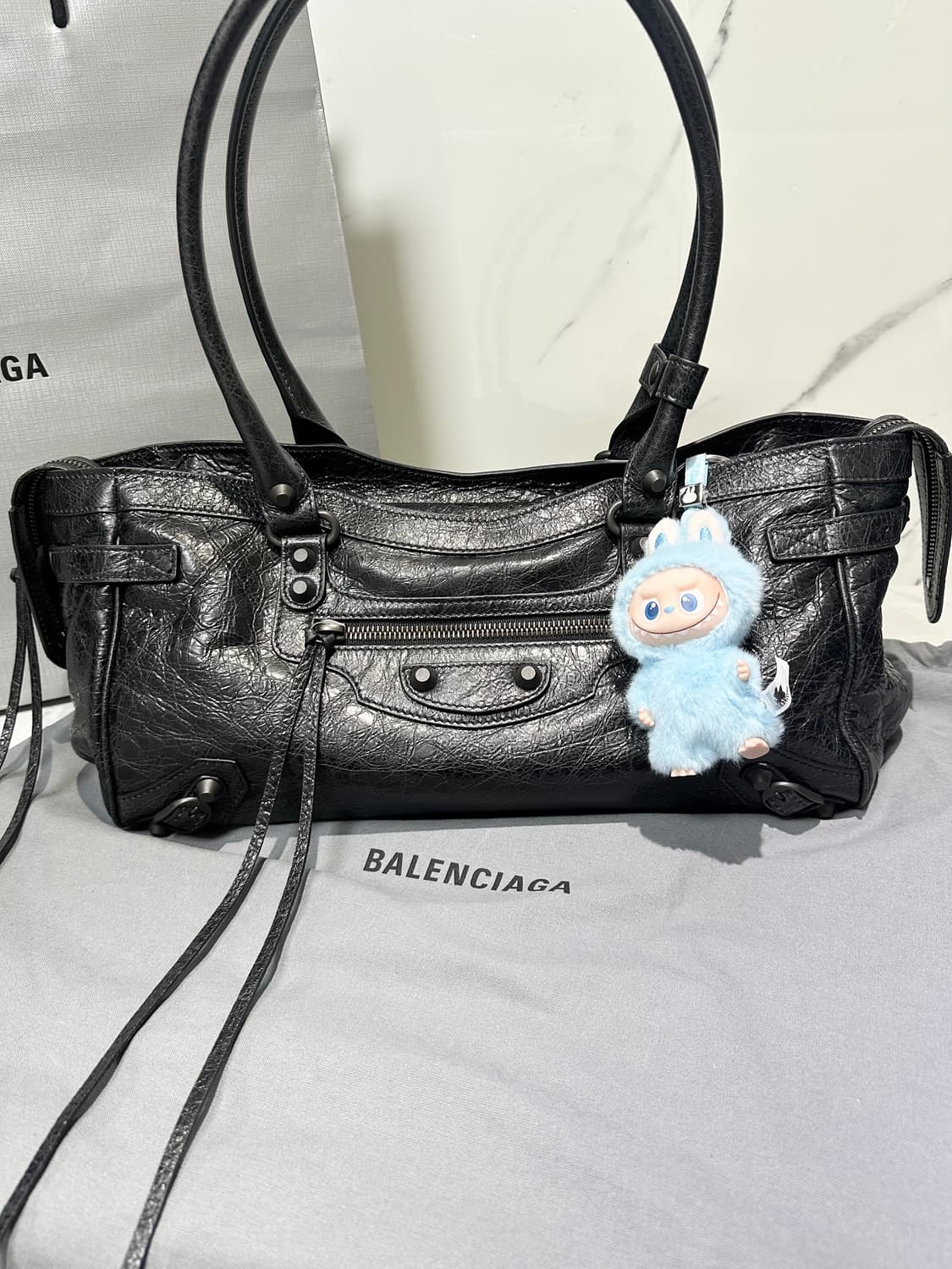 [새상품급 정품] 발렌시아가 르 시티 모터백 이스트웨스트 블랙 상품이미지6