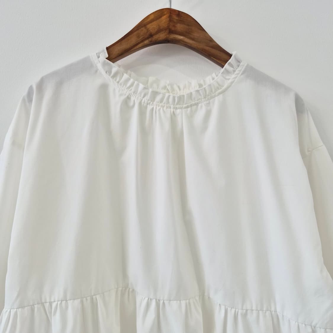 CHIP CHIP 화이트 프릴넥 뒷단추 셔링 블라우스 상품이미지3