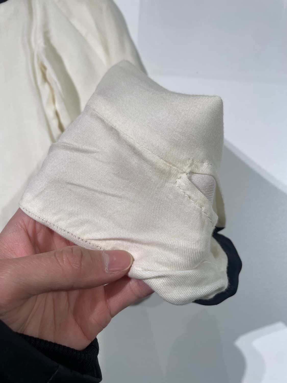 헬무트랭 아이보리 히든 버튼 배색 비스코스 블라우스 상품이미지10