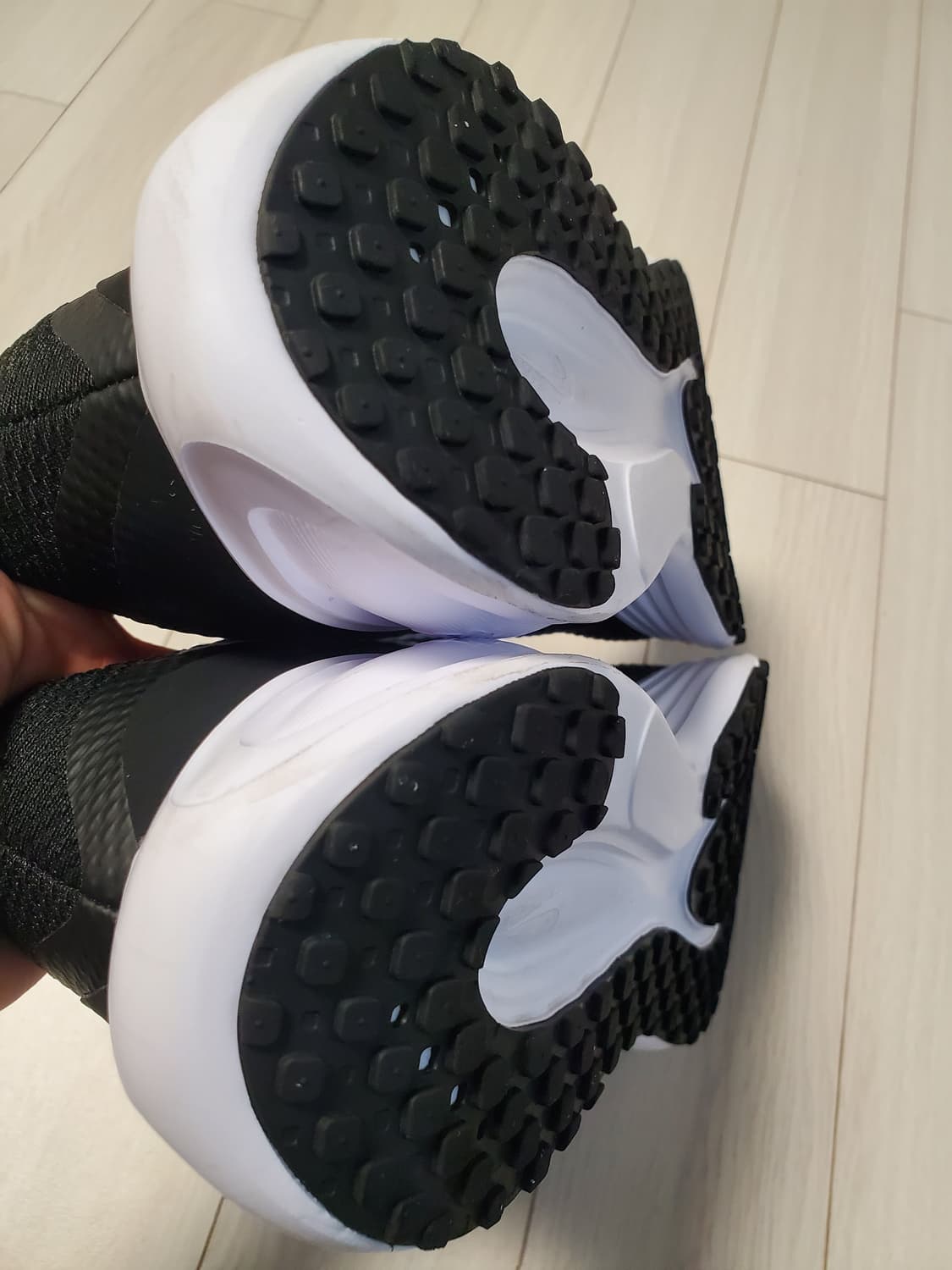 새상품급)나이키 러닝화 레볼루션 8 운동화 사이즈270

여러 중고사이트 상품이미지8