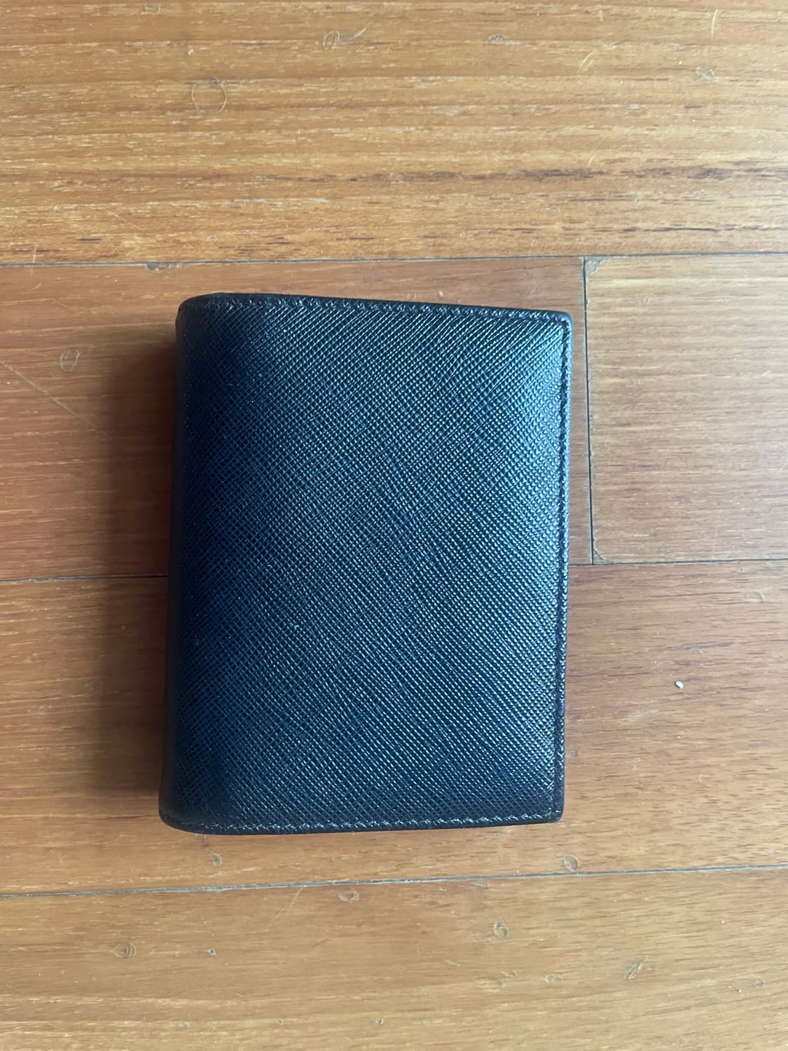 프라다 사피아노 레더 트라이앵글 로고 반지갑 블랙 골드 상품이미지2