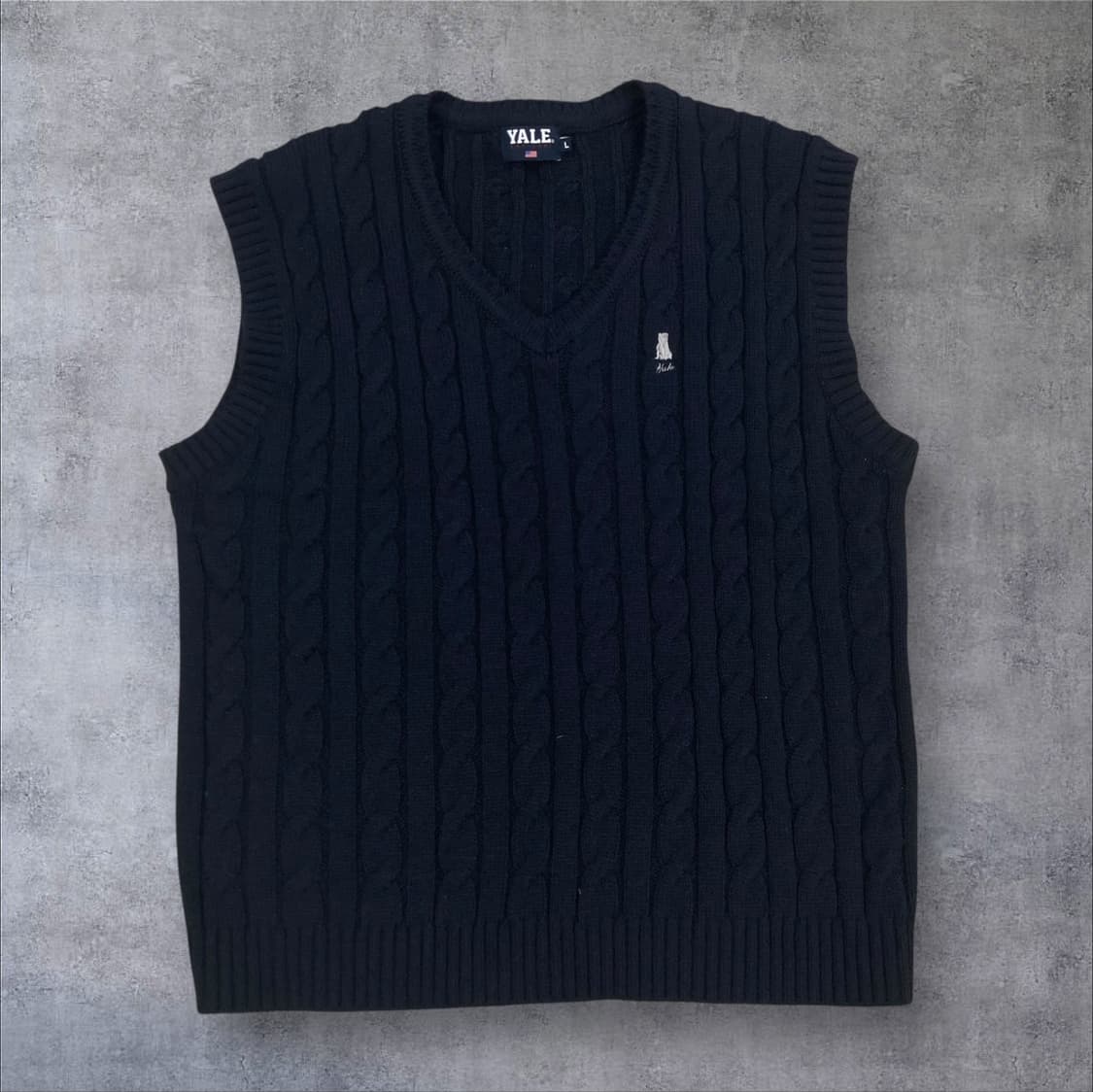 예일 네이비 컬러 스몰 로고 꽈배기 니트 베스트 상품이미지1