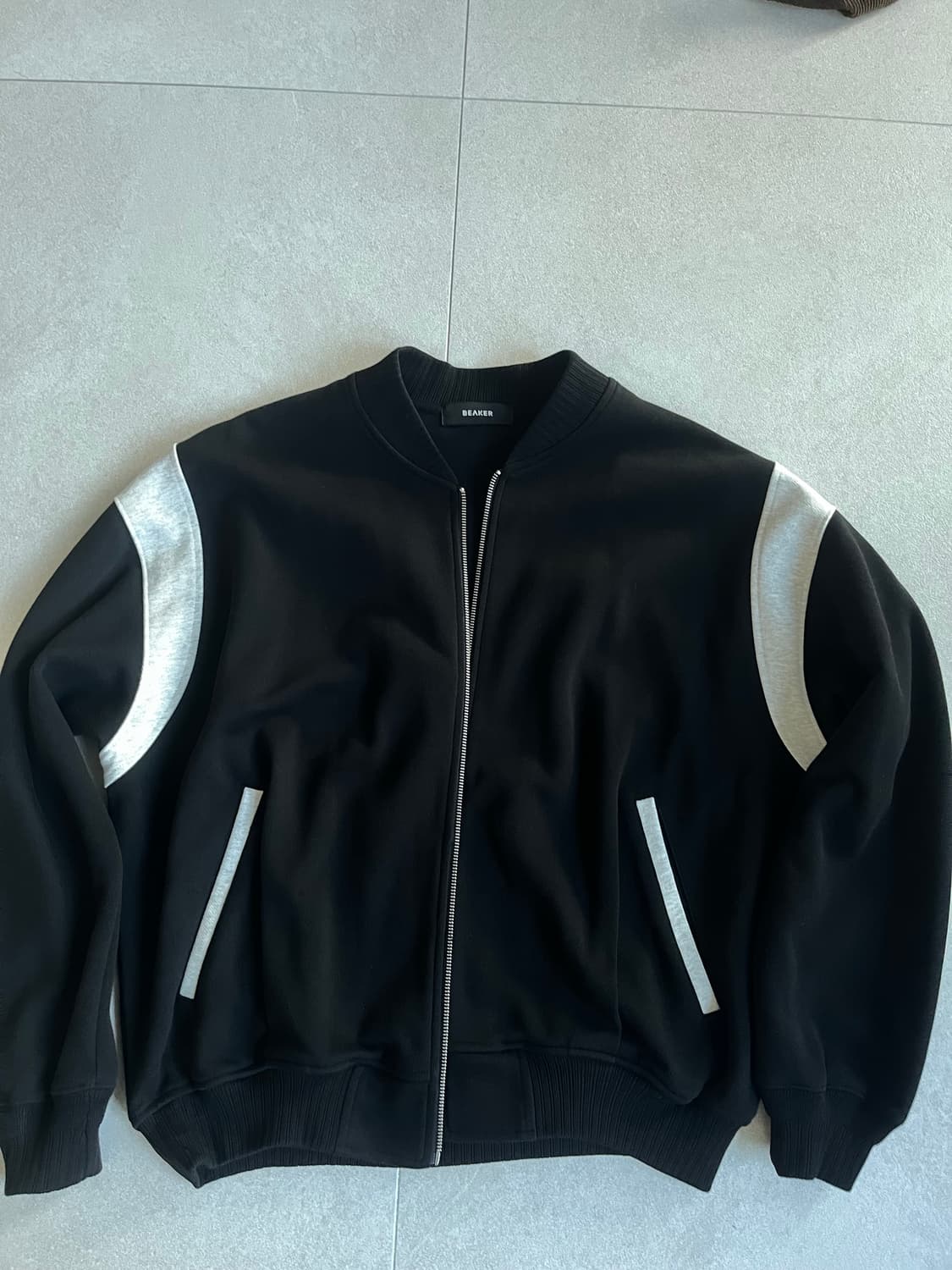 비이커 바시티자켓 아시는분 ㅠㅠ 상품이미지1