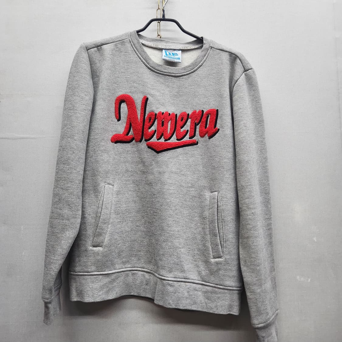 뉴에라 빅로고 자수 주머니 디테일 맨투맨 L 상품이미지1