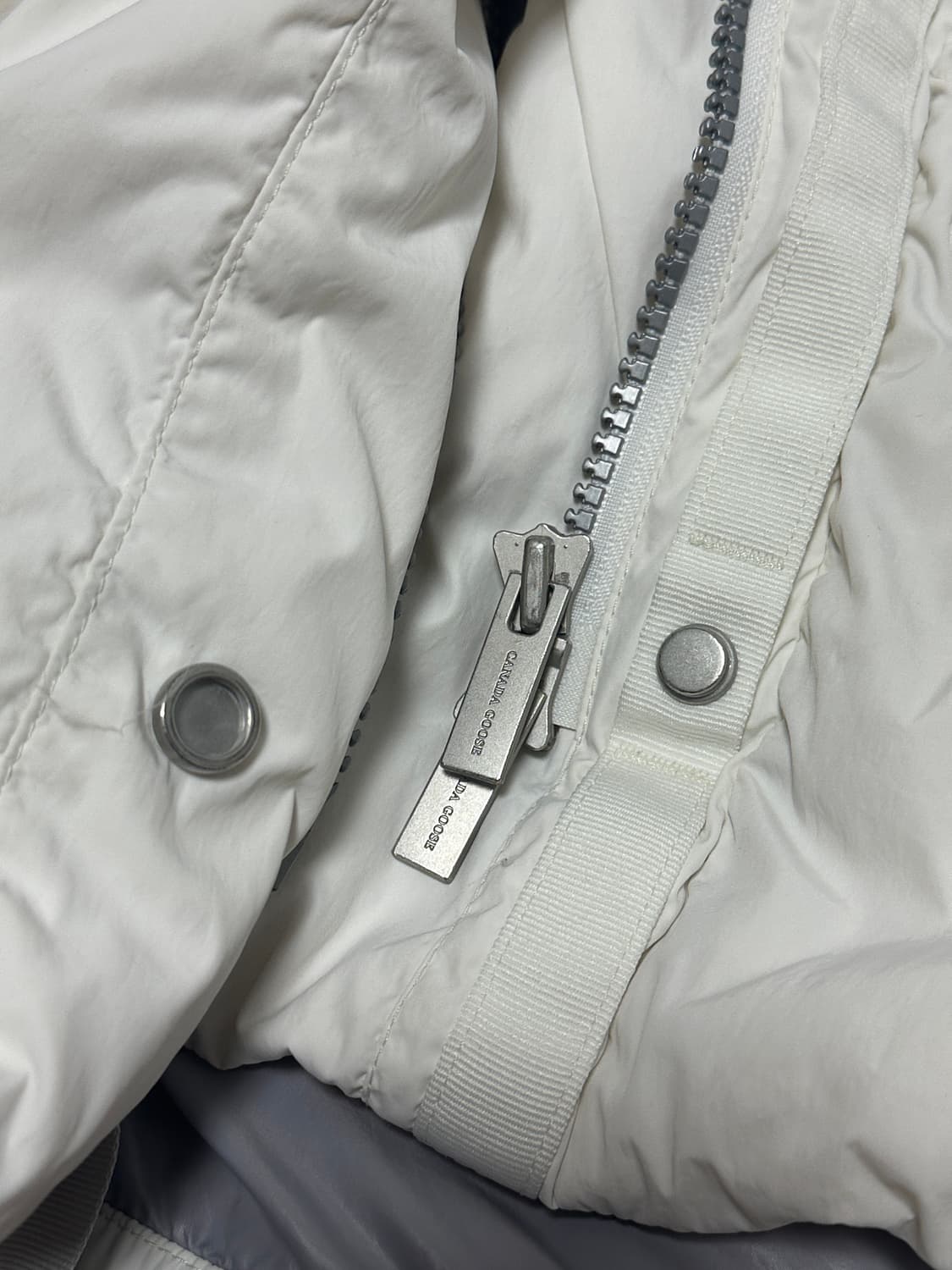 화이트 색상 캐나다구스 멀로우 여성 패딩 XS 상품이미지3