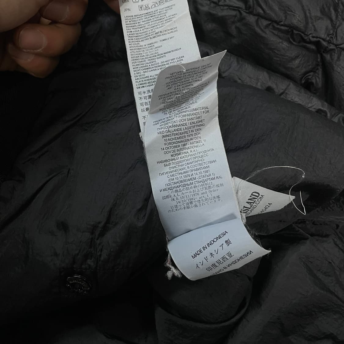 스톤아일랜드 가먼트다이드 와펜 패치 다운 패딩 블랙 상품이미지7