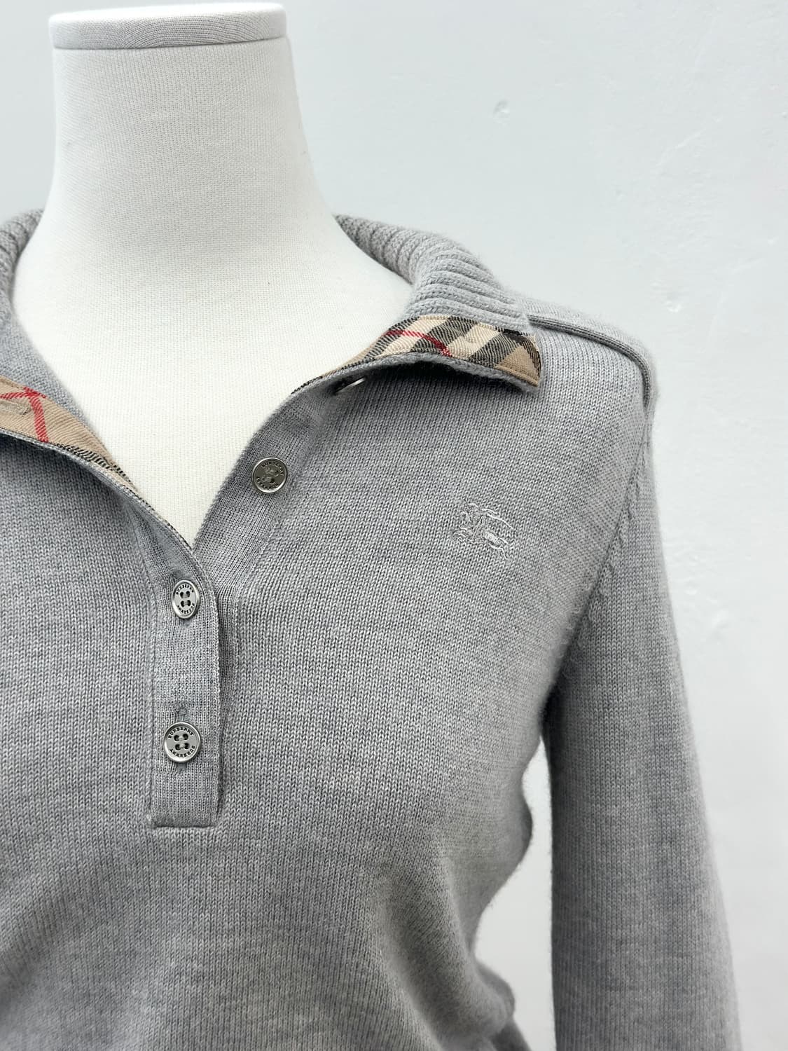 버버리 기마로고 그레이 버튼 카라 울 니트 상품이미지3