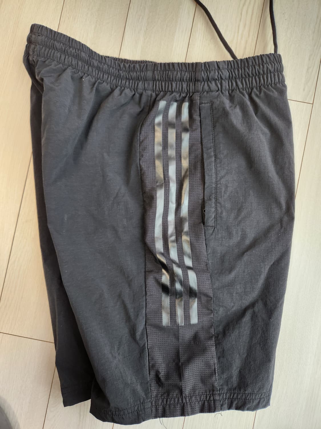 아디다스 반바지 3선 우븐 쇼츠 FI8761사이즈L

스포츠웨어/하의/바 상품이미지6