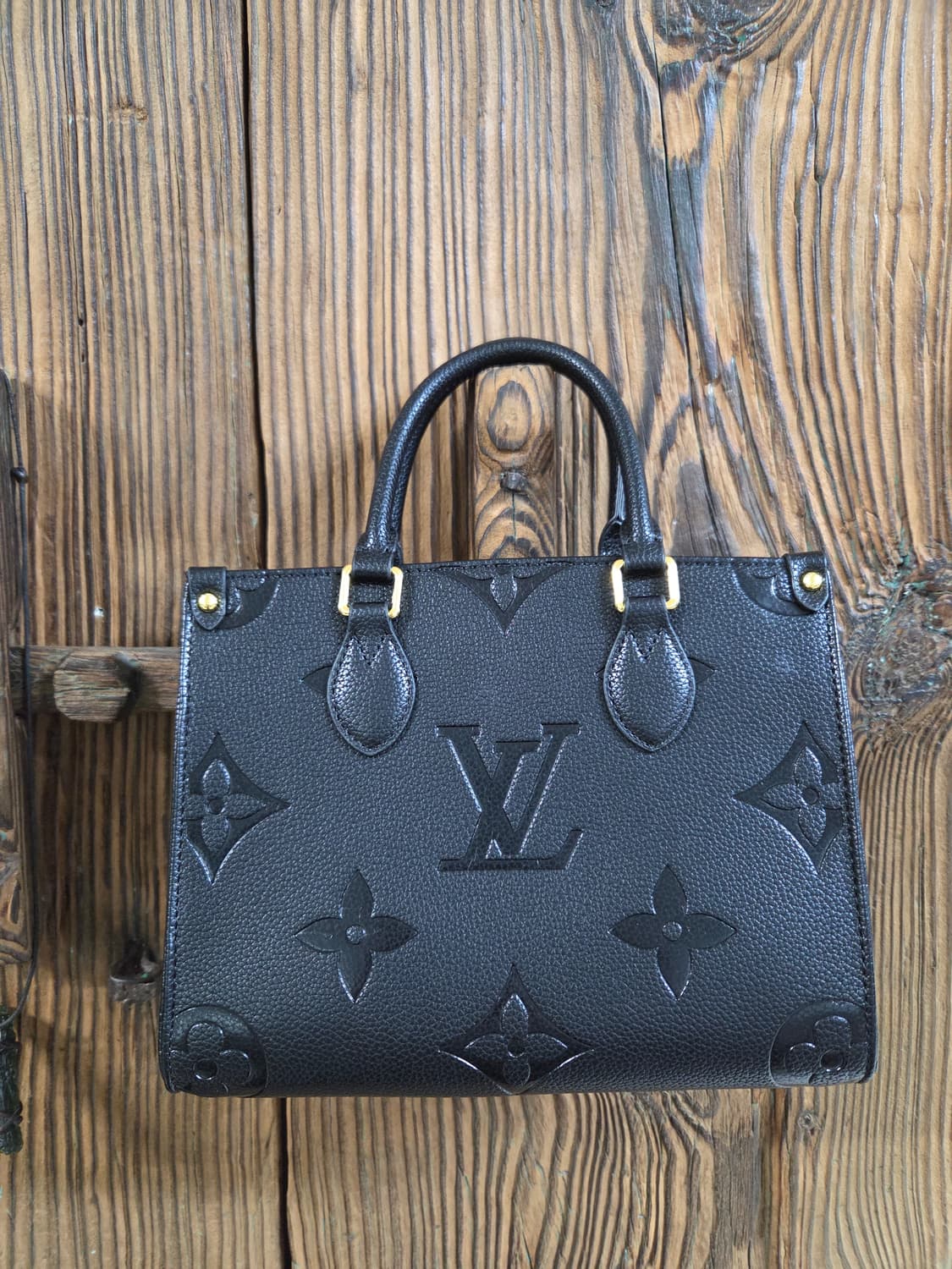 루이비통 온더고 PM 블랙 앙프랑트 토트백 상품이미지3