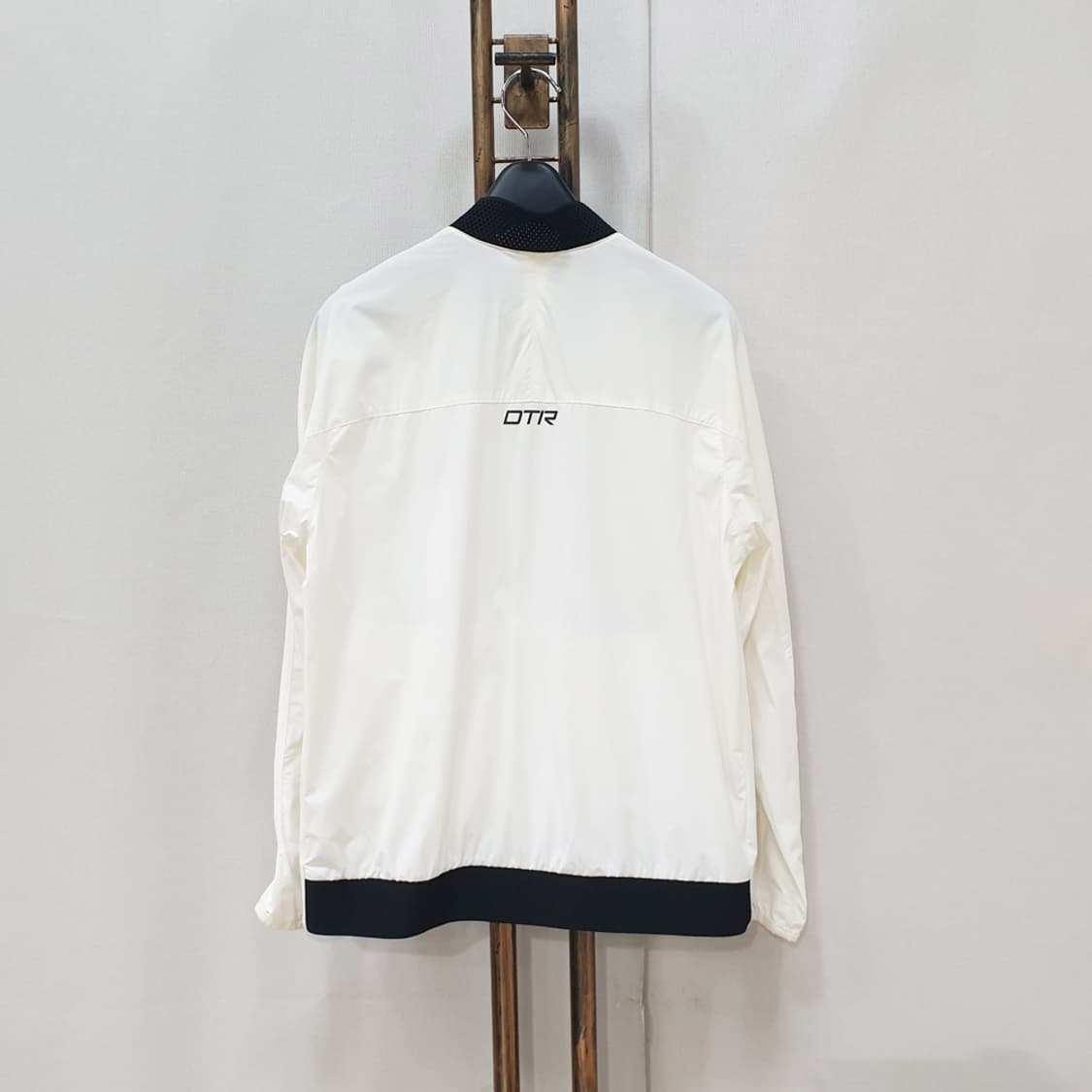 데상트 경량 러닝 바람막이 자켓 85 (여성용) 상품이미지4