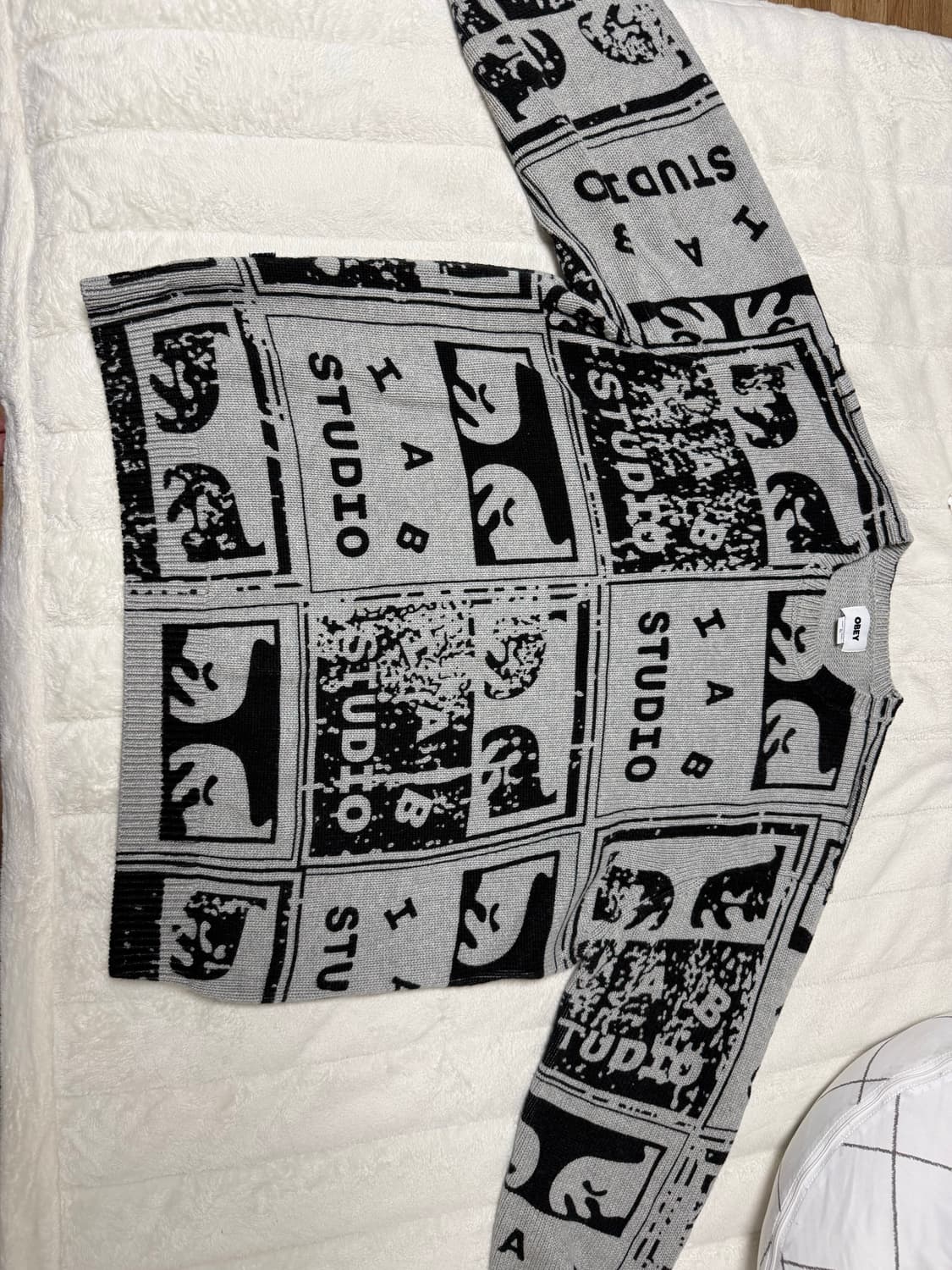 오베이 x 아이앱 스튜디오 스웨터 그레이 멀티 상품이미지2