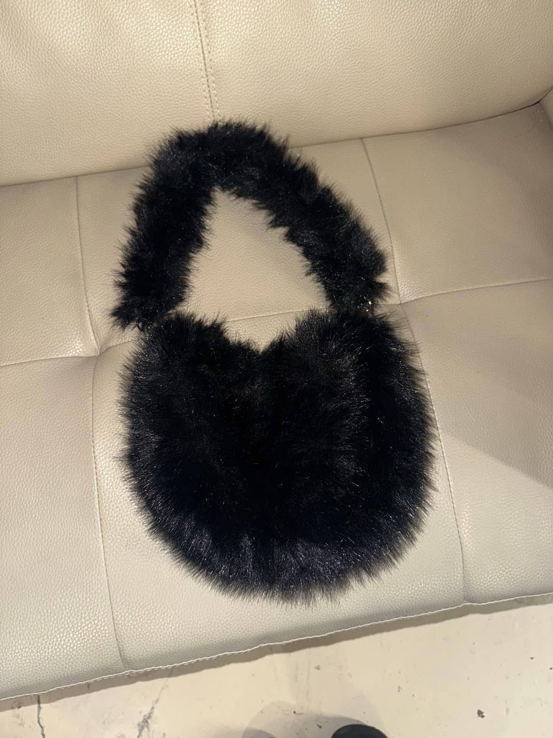 Fluffy fur detail shoulder bag 상품이미지2