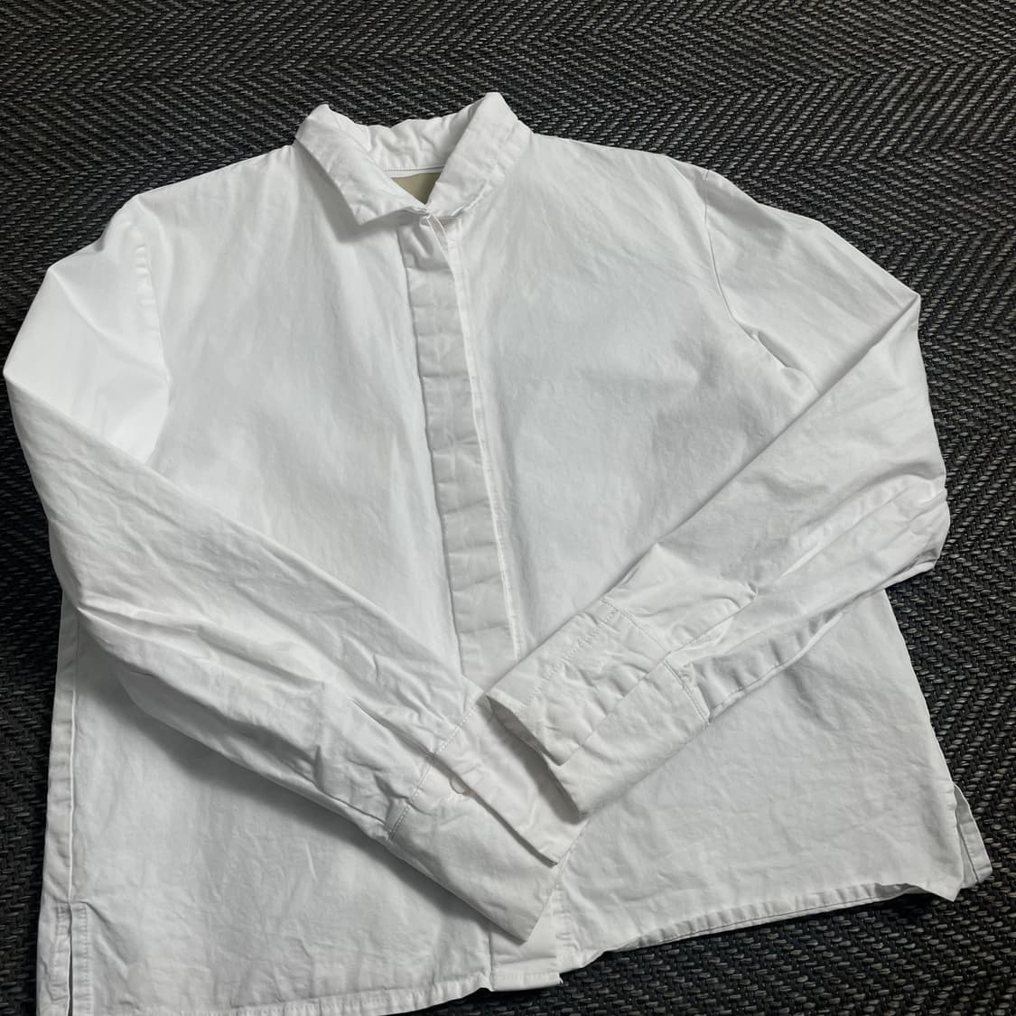 마뗑킴 히든 버튼 크롭 화이트 셔츠 o 3956 상품이미지5