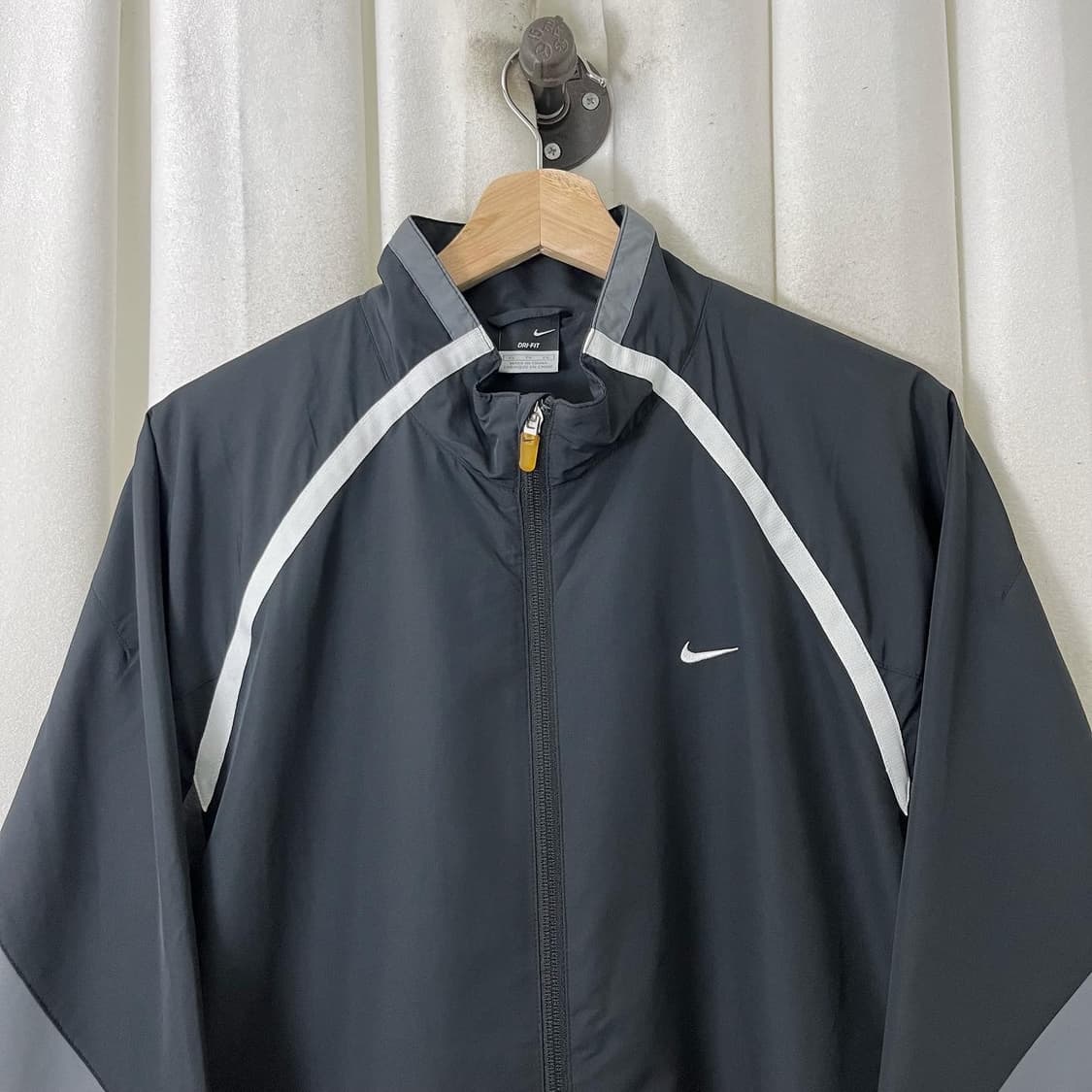 나이키 블랙 화이트 도킹 윈드브레이커 상품이미지2