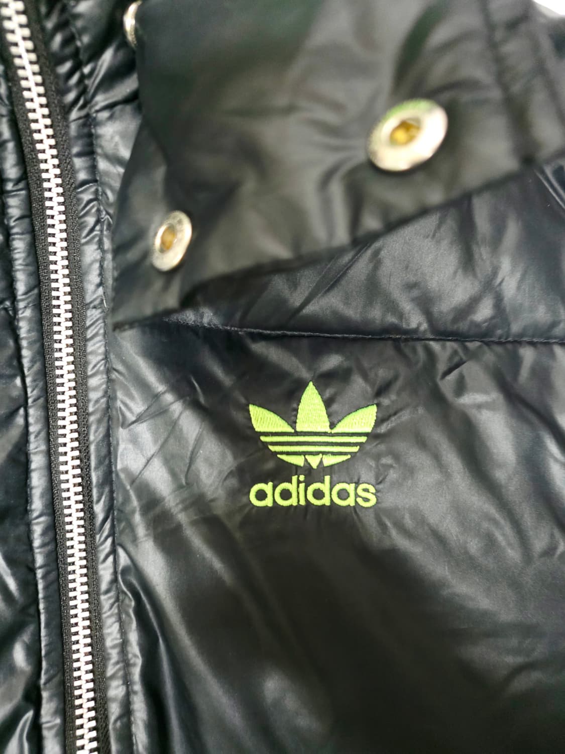 [아디다스] Y2K 감성 유광 블랙 네온 라임 배색 덕다운 패딩 90 상품이미지3