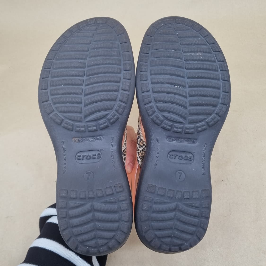 크록스 레오파드 여성 쪼리 240 상품이미지3