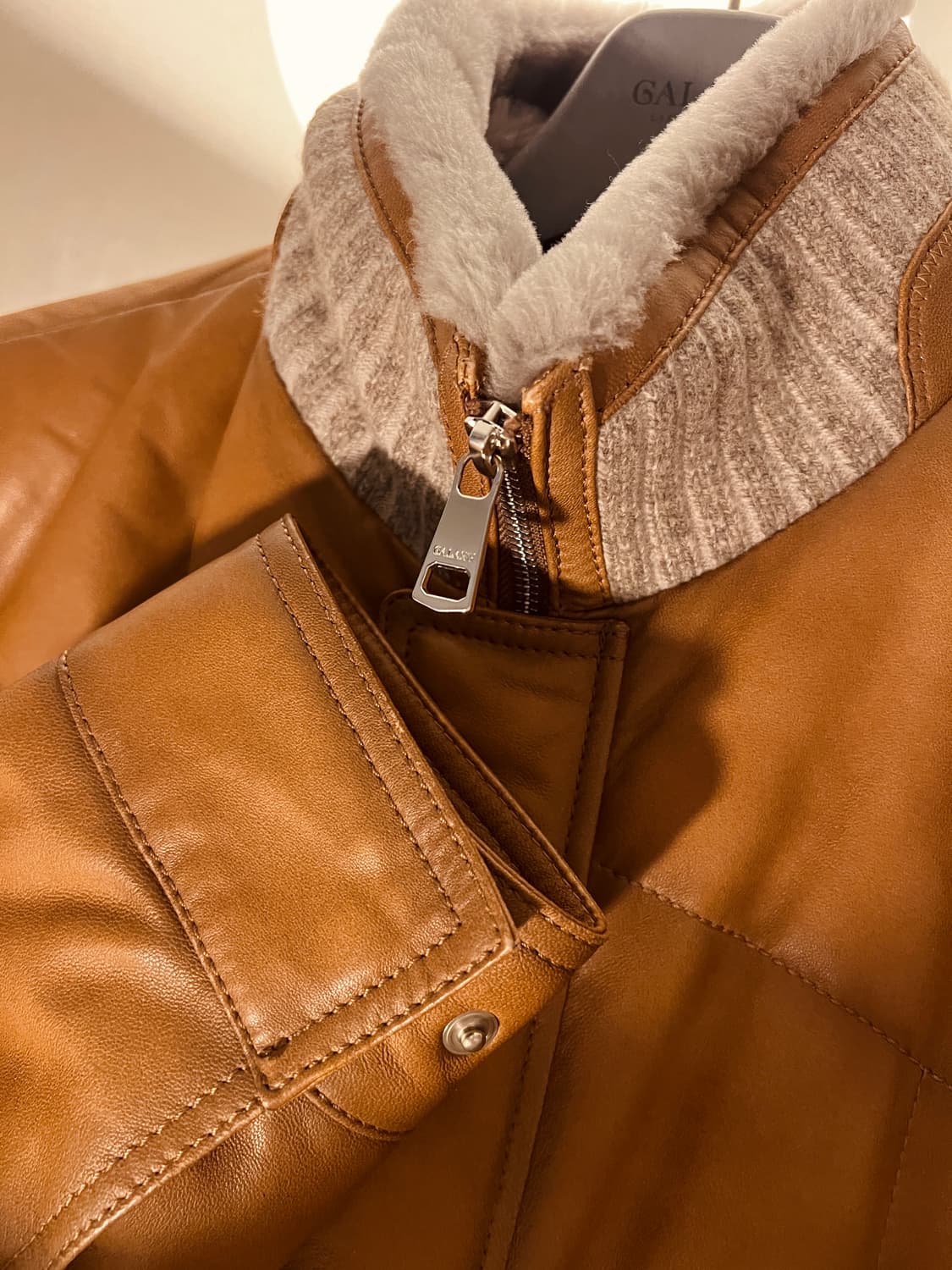 (완판모델) 갤럭시 라이프스타일 퀼팅 다운 가죽점퍼 브라운 95사이즈 상품이미지2