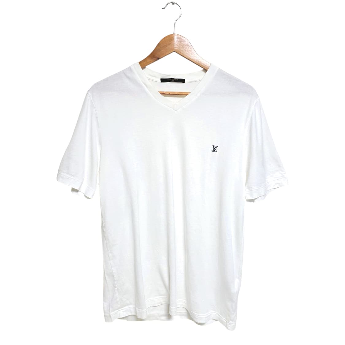 루이비통 LV 로고 자수 브이넥 반팔 티셔츠 상품이미지1