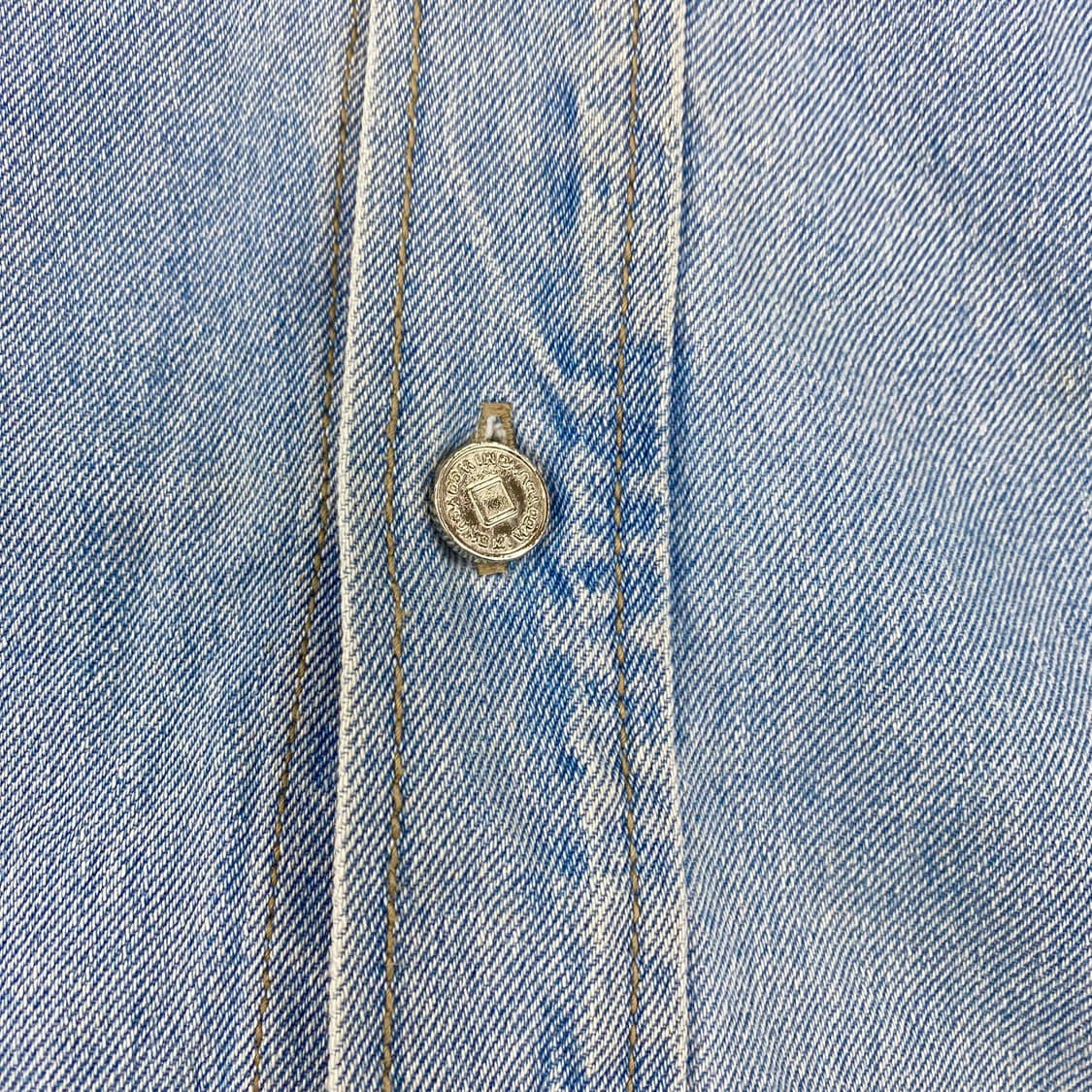 우영미 23s/s 스펠아웃 백로고 데님 셔츠 (110) 상품이미지5