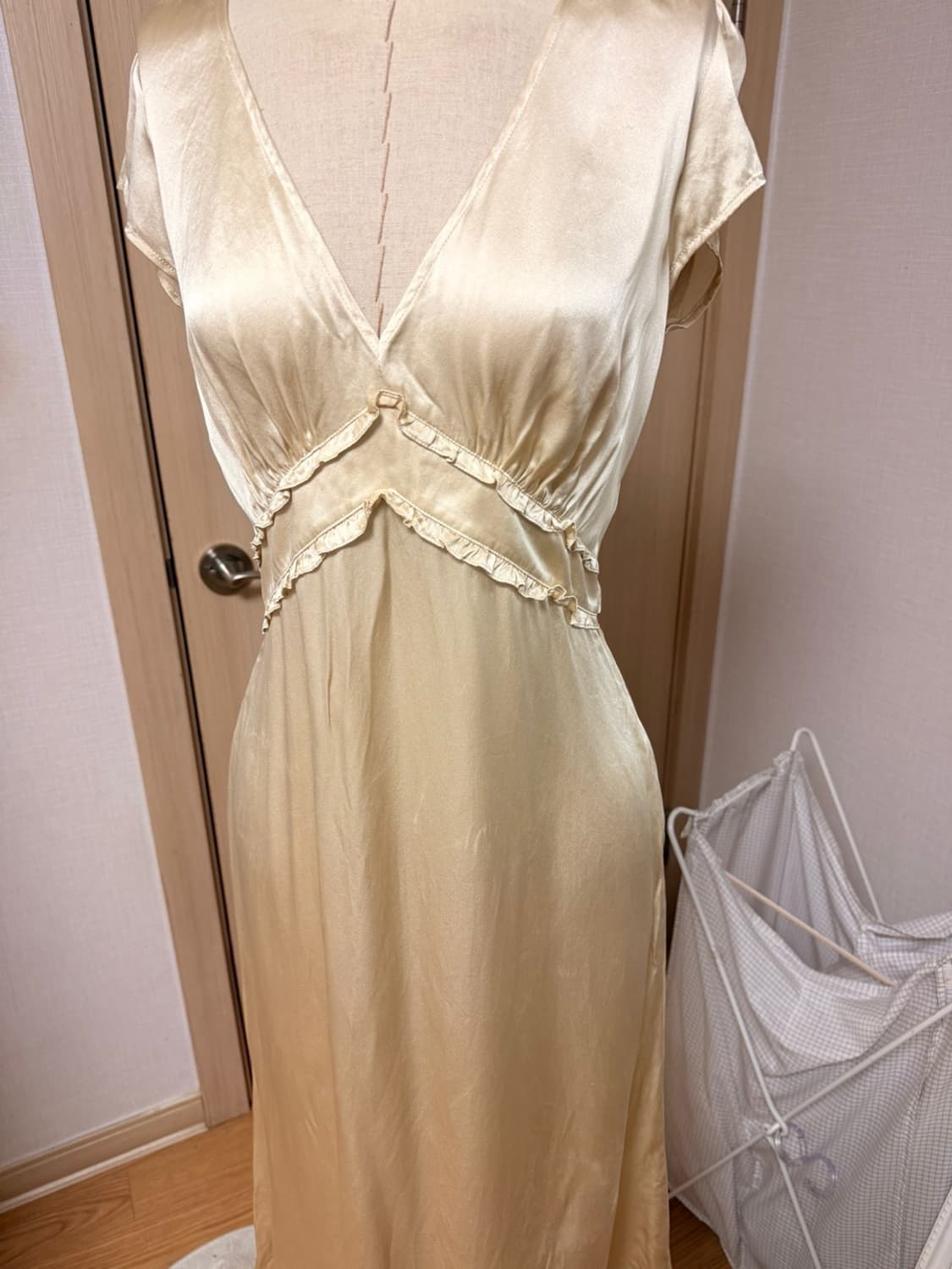 리포메이션 kaye 실크 미디 원피스 상품이미지9