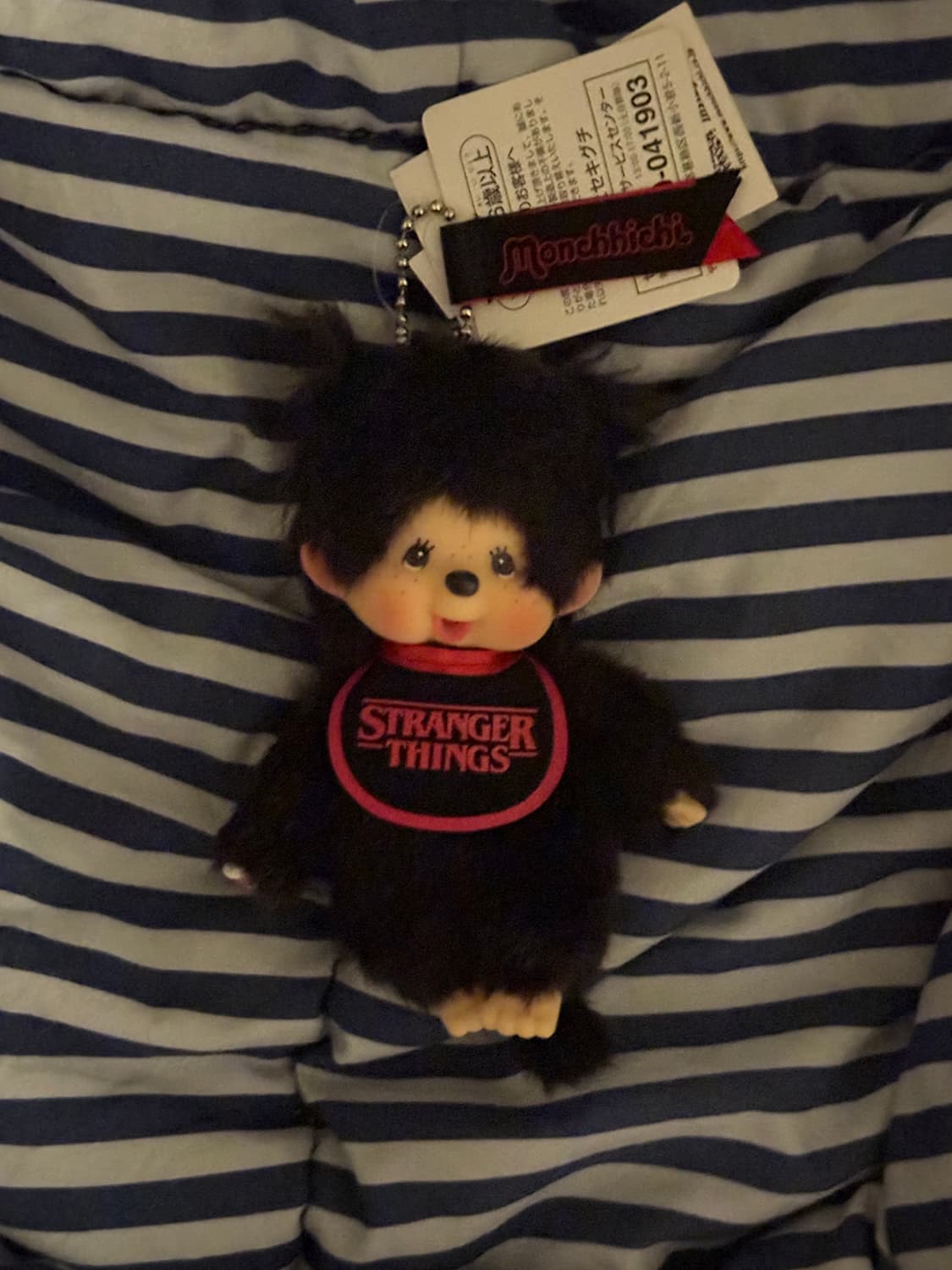 몬치치 x 기묘한이야기 키체인 블랙 레드 상품이미지2