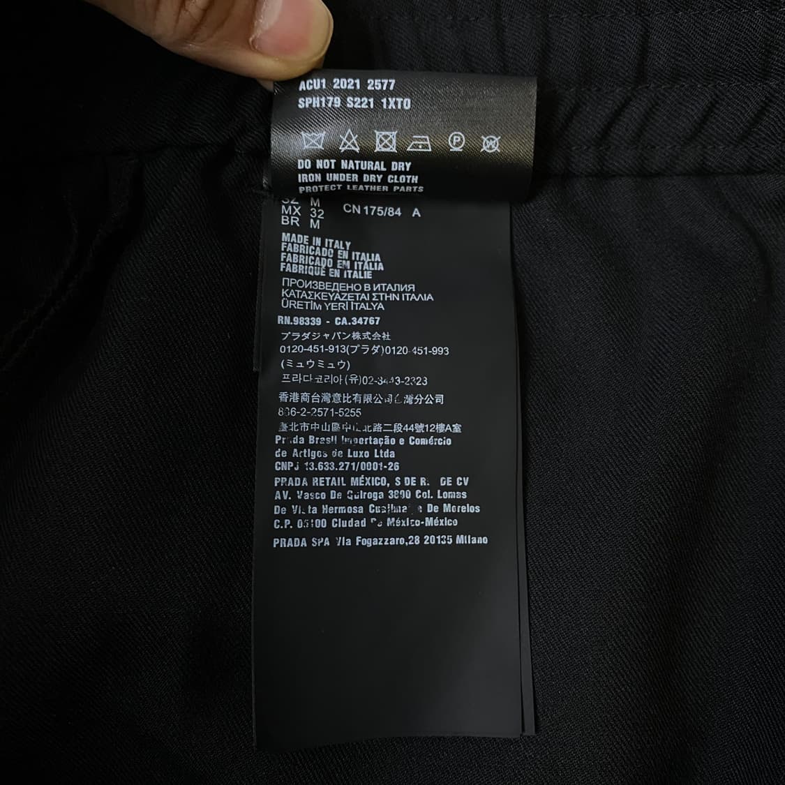 [M] 프라다 삼각로고 버뮤다 반바지 블랙 상품이미지6
