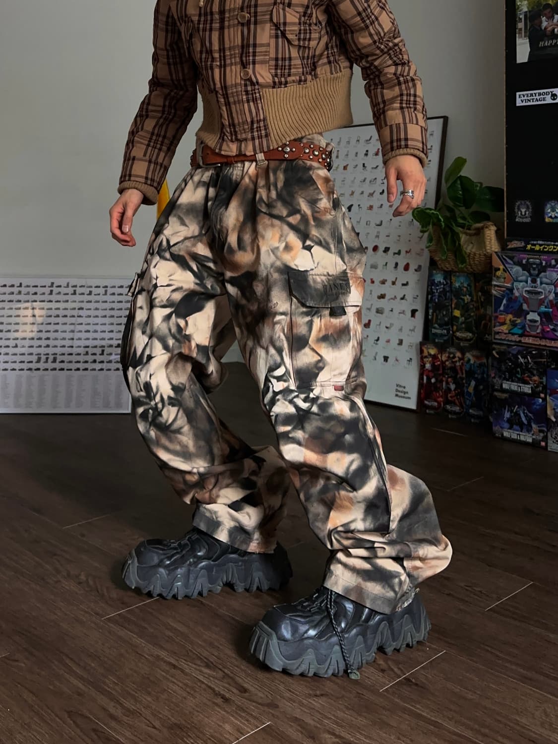 "Broken Glasses Pieces" 스프레이 카고 팬츠 상품이미지1