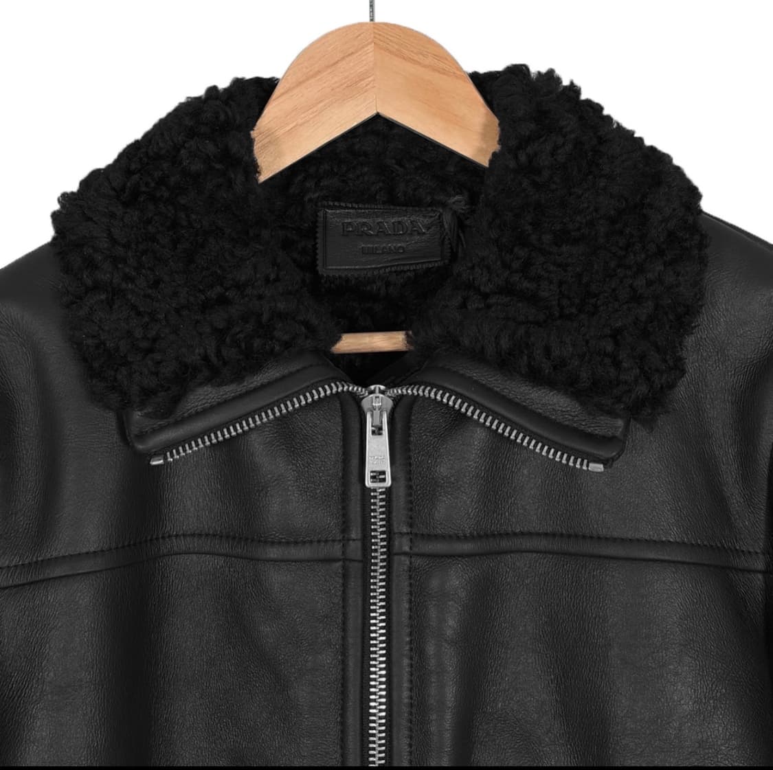 [46] 프라다 남성 삼각로고 시어링 트리밍 레더 봄버 무스탕 자켓 블랙 상품이미지3