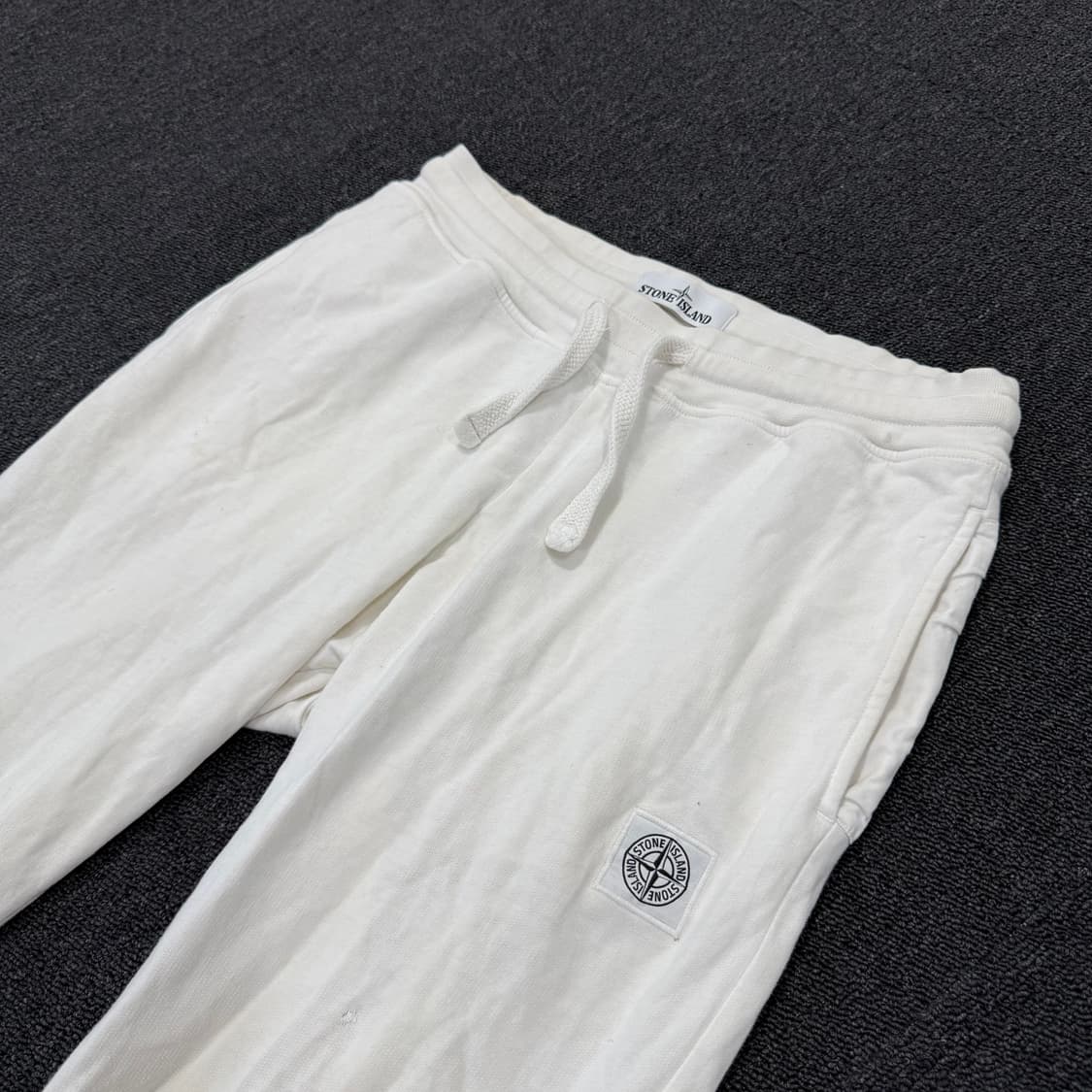 스톤아일랜드 화이트 자수패치 조거팬츠 상품이미지4