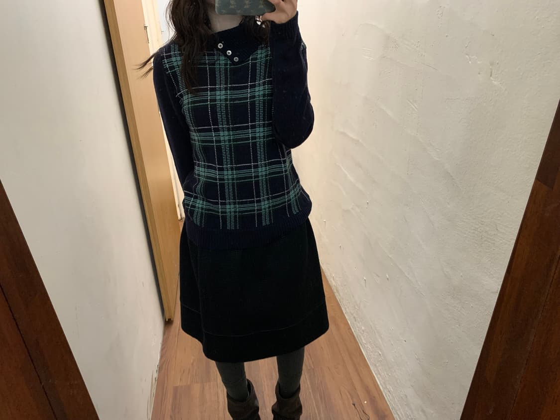 아쿠아스큐텀 하이넥 니트 타탄 체크 패턴 넥 버튼 디테일 네이비 그린 상품이미지2