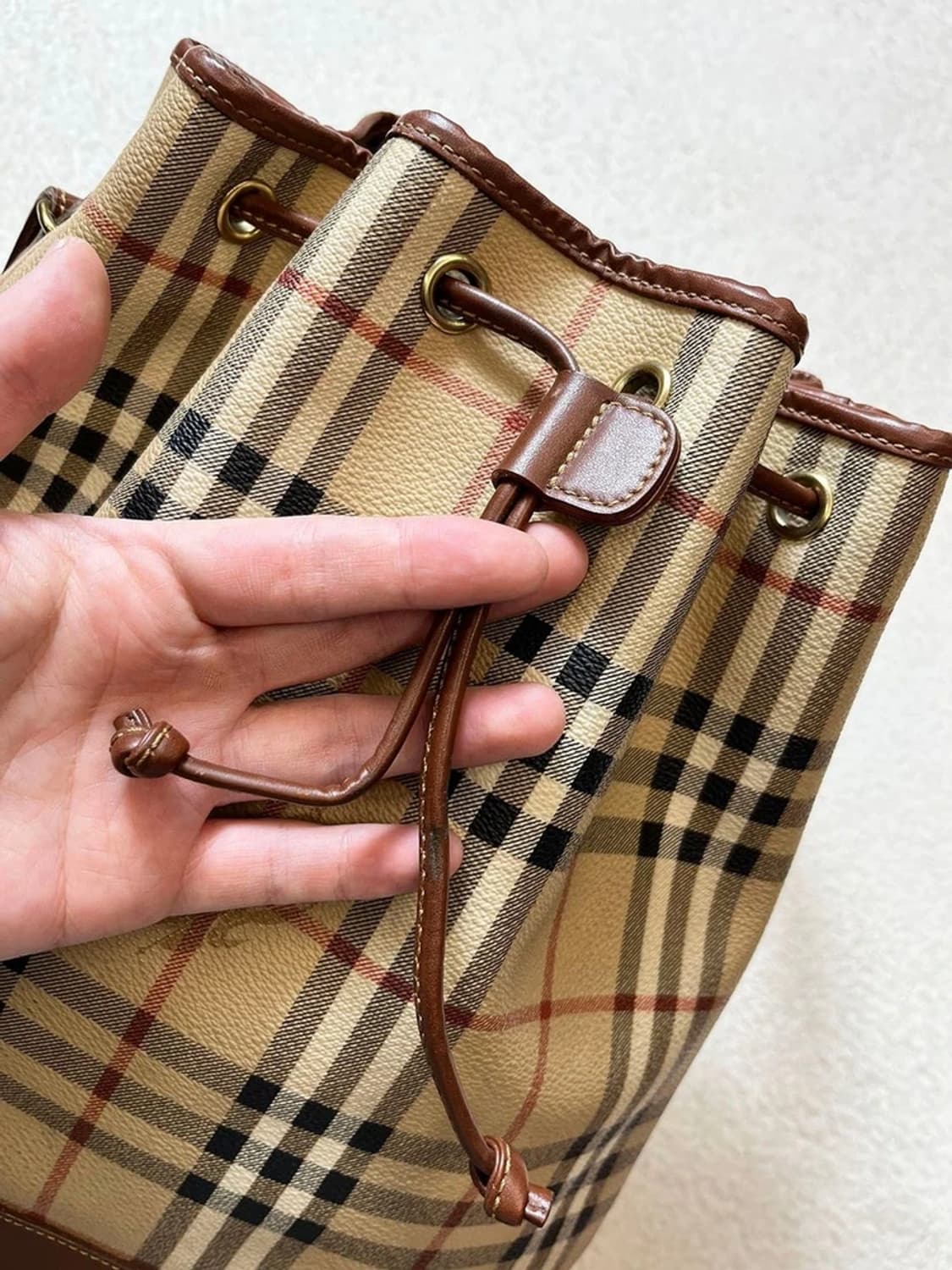 버버리 헤이마켓 체크 버킷백 A1748 상품이미지4