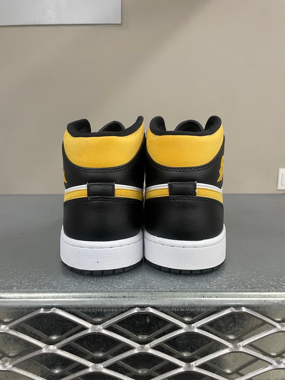 에어조던1 미드 폴른 300 상품이미지3
