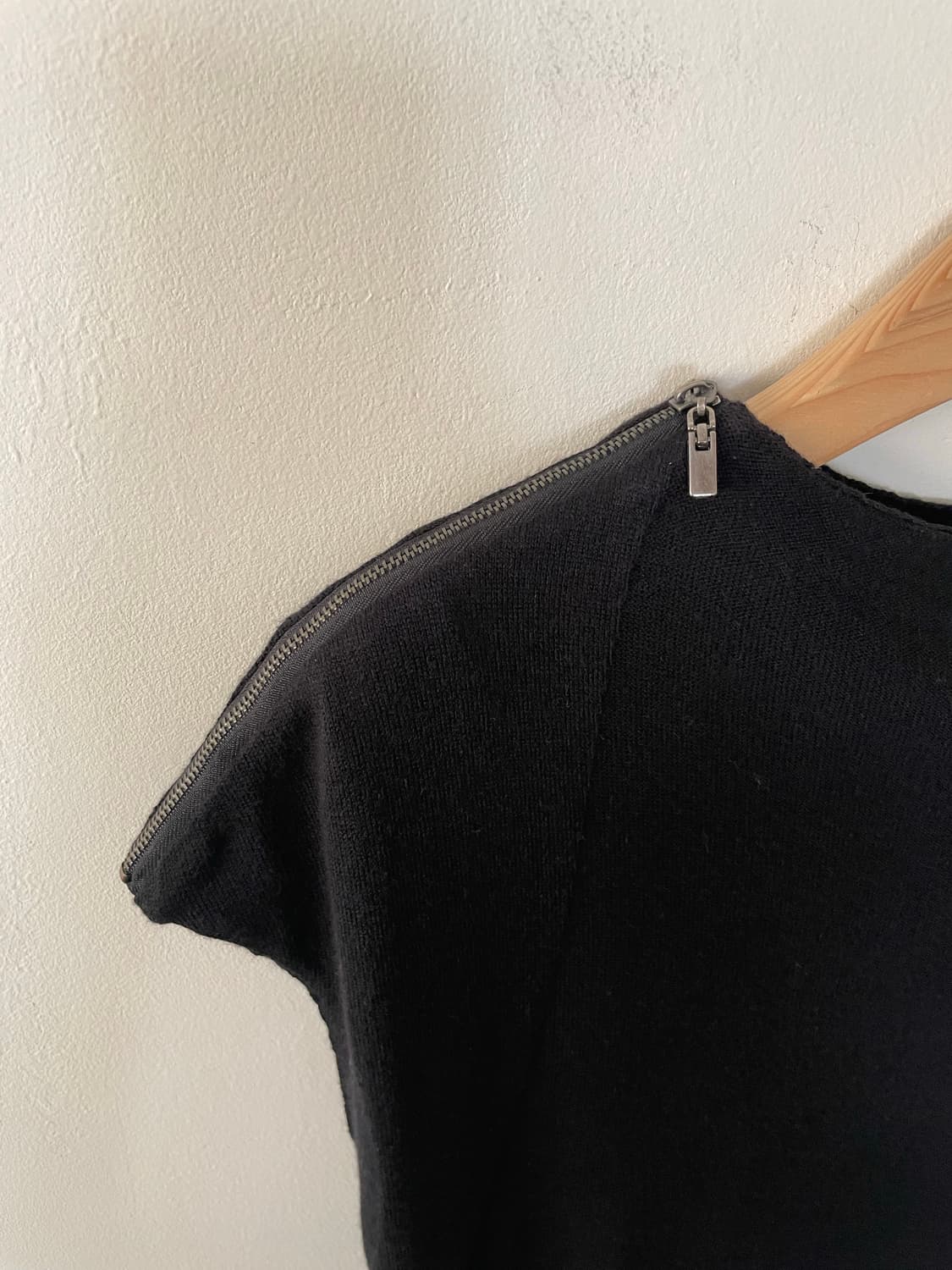 maje uneven shoulder knit dress 상품이미지3