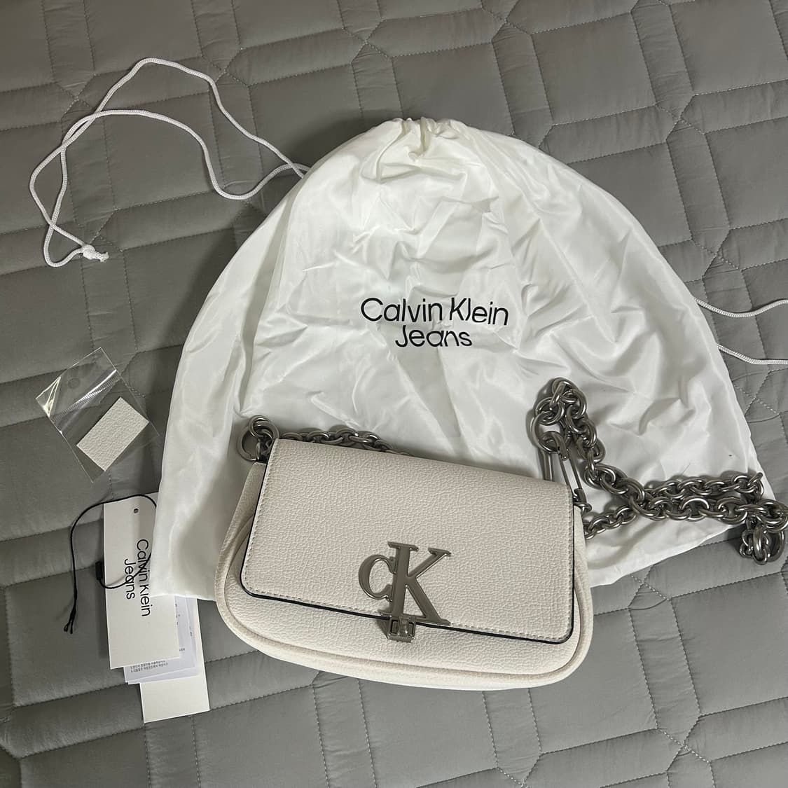 캘빈클라인 진 미니멀 모노그램 체인 플랩 화이트 상품이미지1