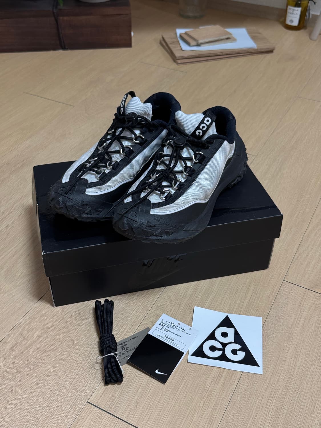 [245] 나이키 x 꼼데가르송 옴므 acg 마운틴 플라이 2 로우 검흰 상품이미지1