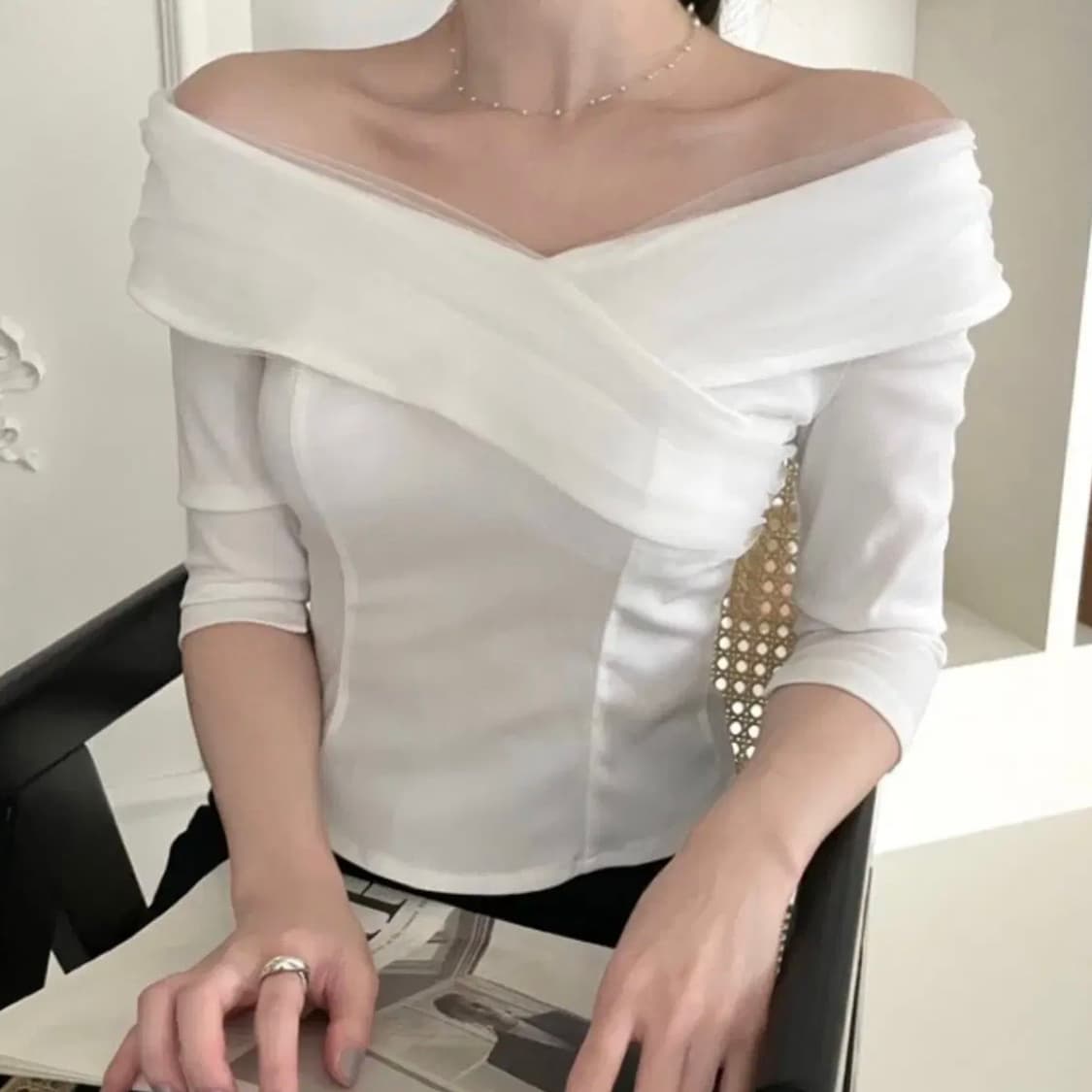 간자 드레이프 오프숄더 블라우스 상품이미지1