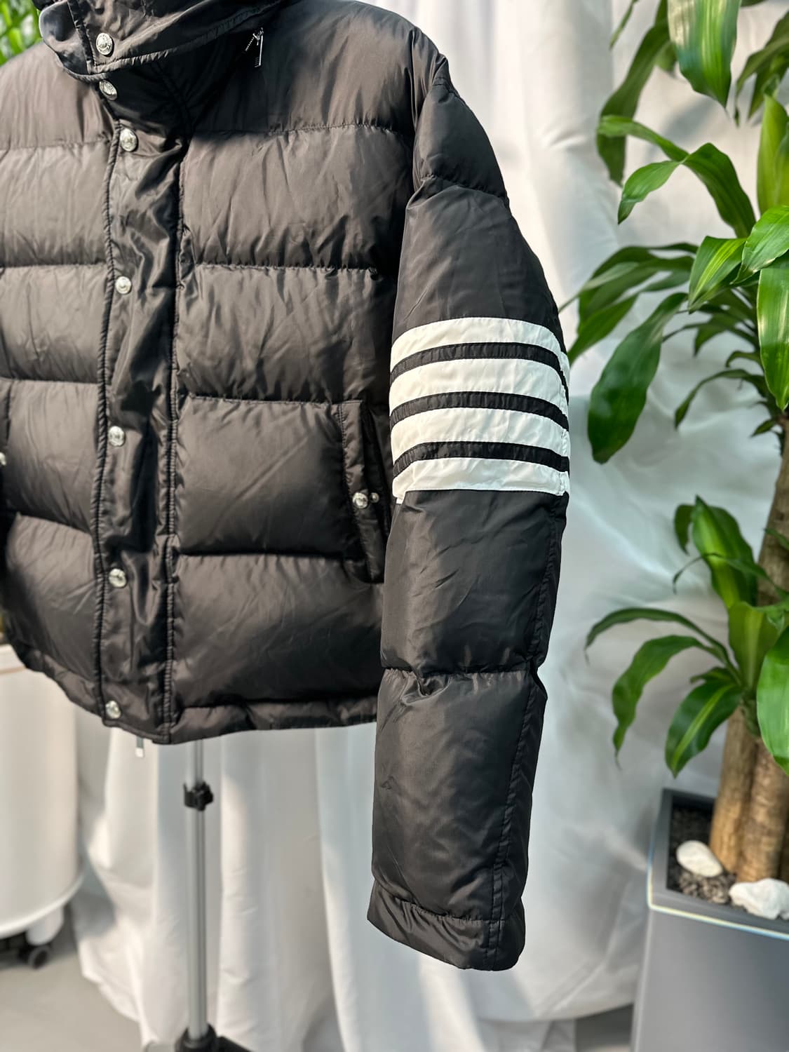 톰브라운 사선 봄버 패딩자켓 블랙 상품이미지3