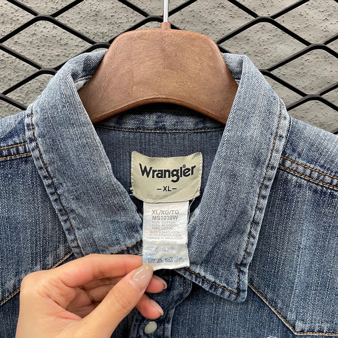 랭글러 웨스턴 데님 셔츠 투포켓 레터링 디테일 중청 상품이미지10